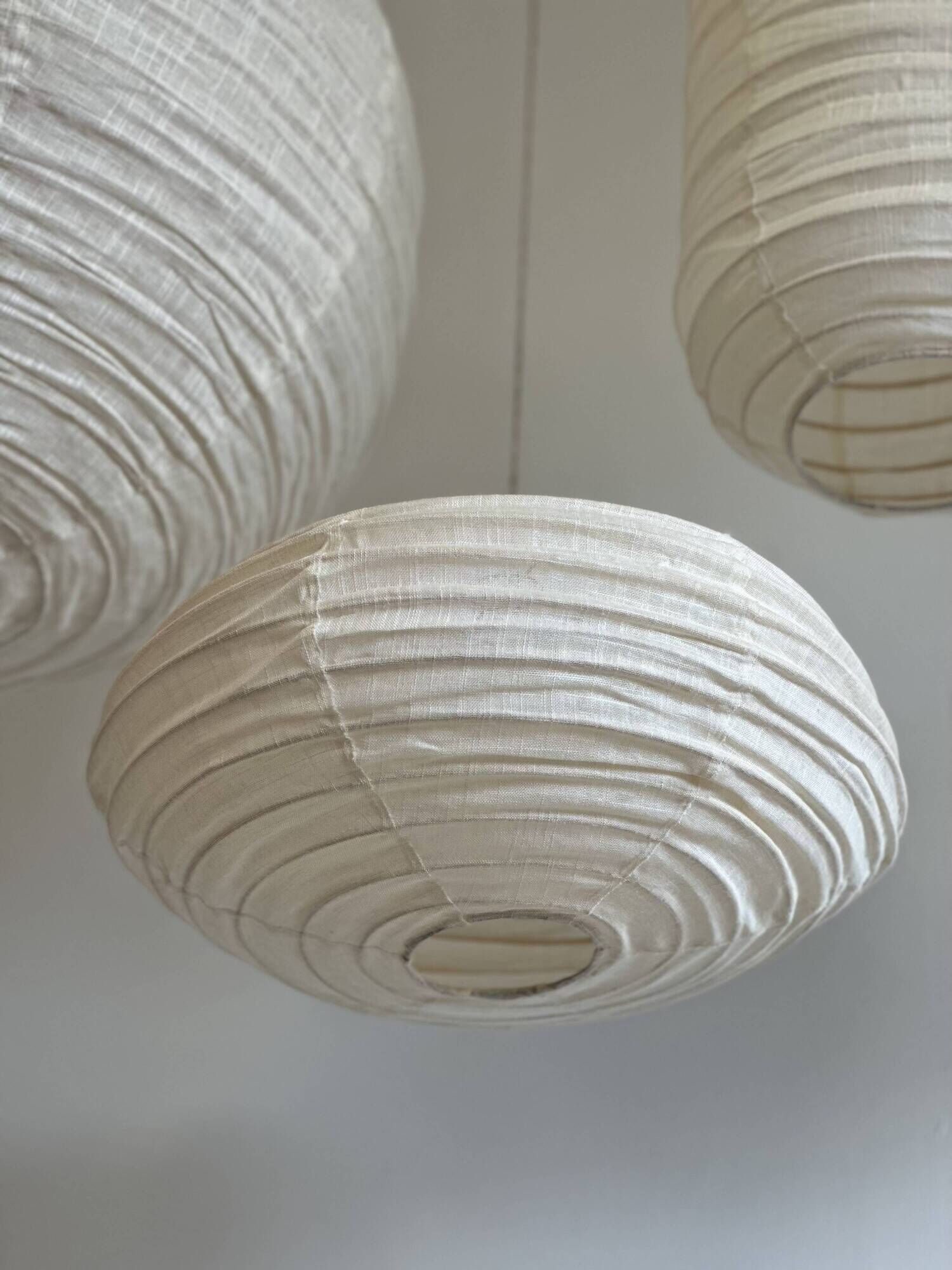 Average suspension in rattan and natural linen, Japanese-style, oval and flattened, H30 D4.