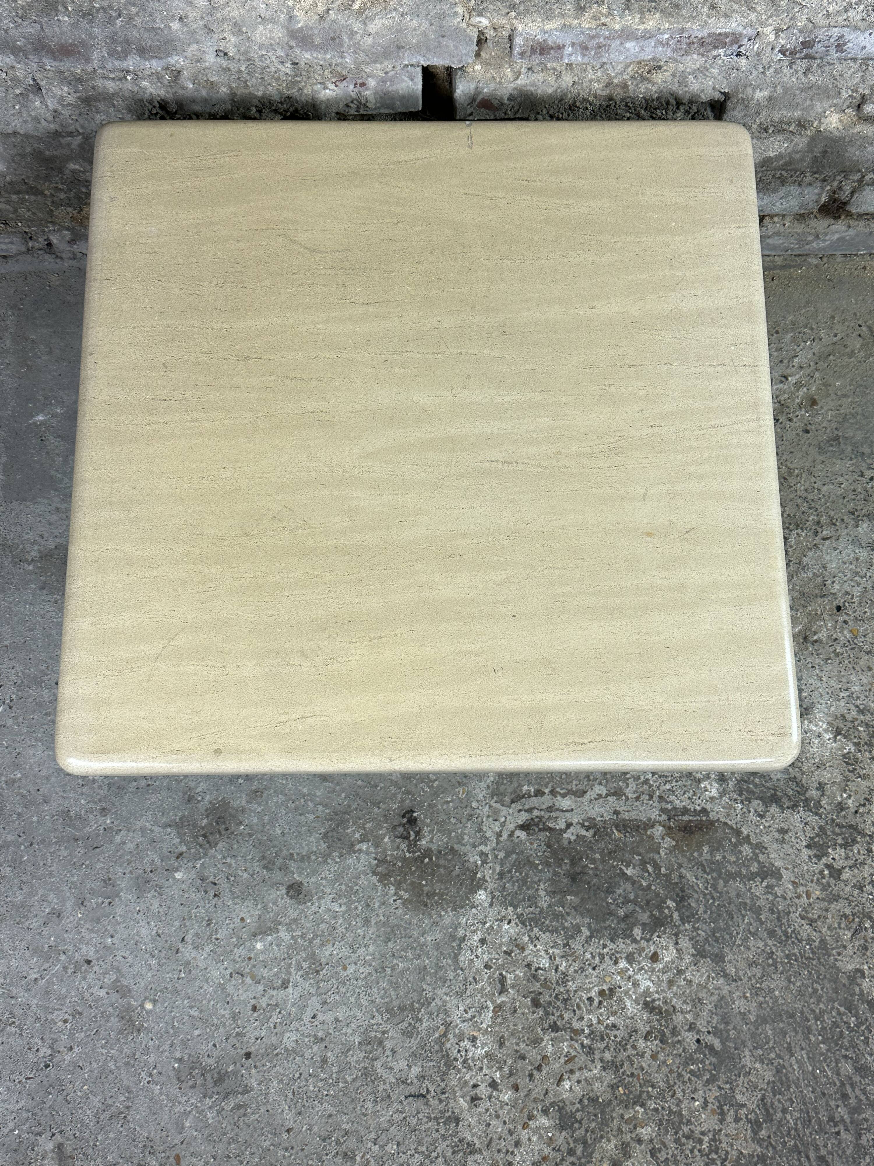 Table basse carrée vintage en travertin italie 1980