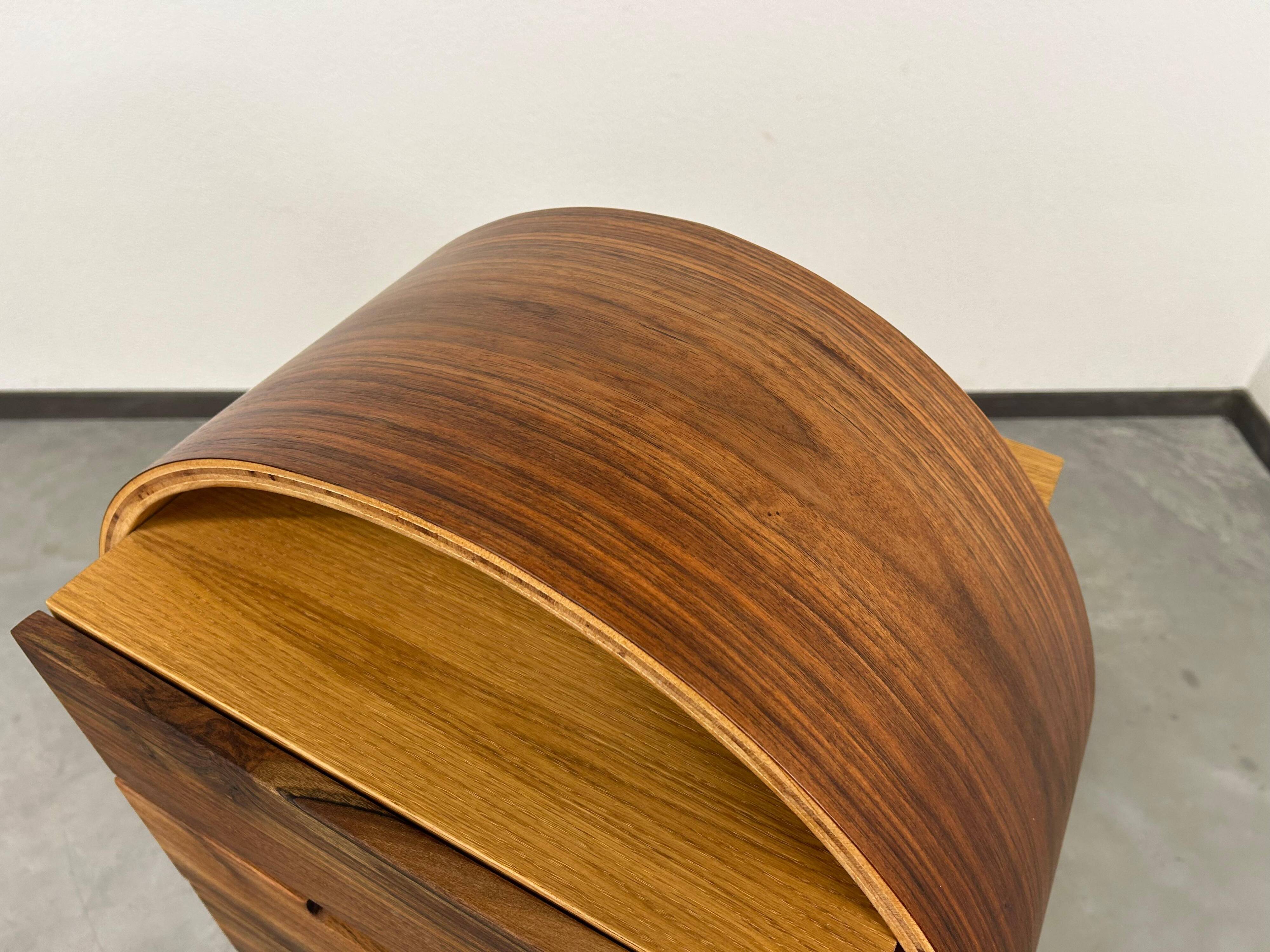 Commode ovale en bois cintré par Kreatippcci Studio