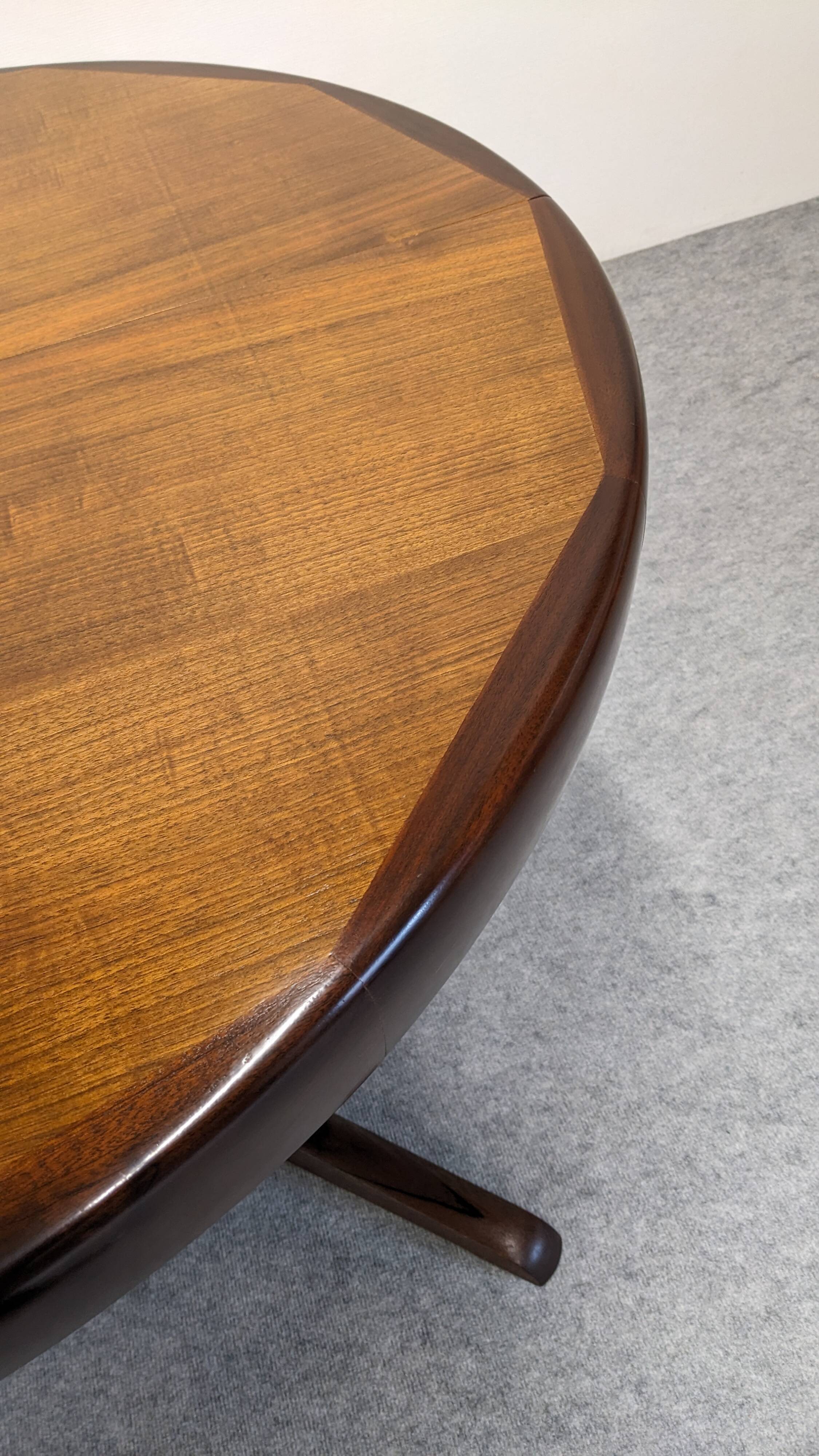 Baumann extendable dining room round table, France circa 1970.