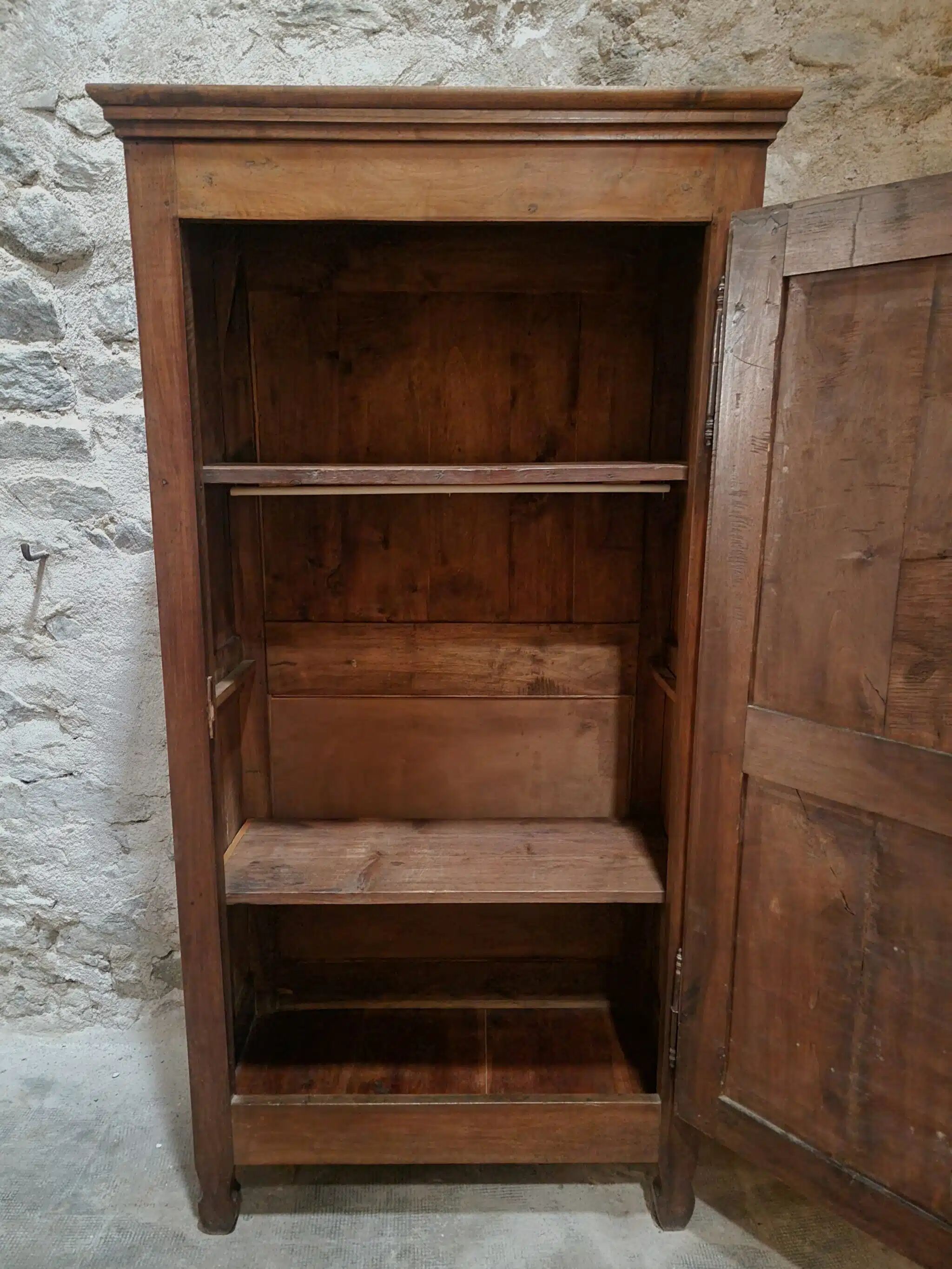 Armoire à linge, bonnetière ancienne en merisier français