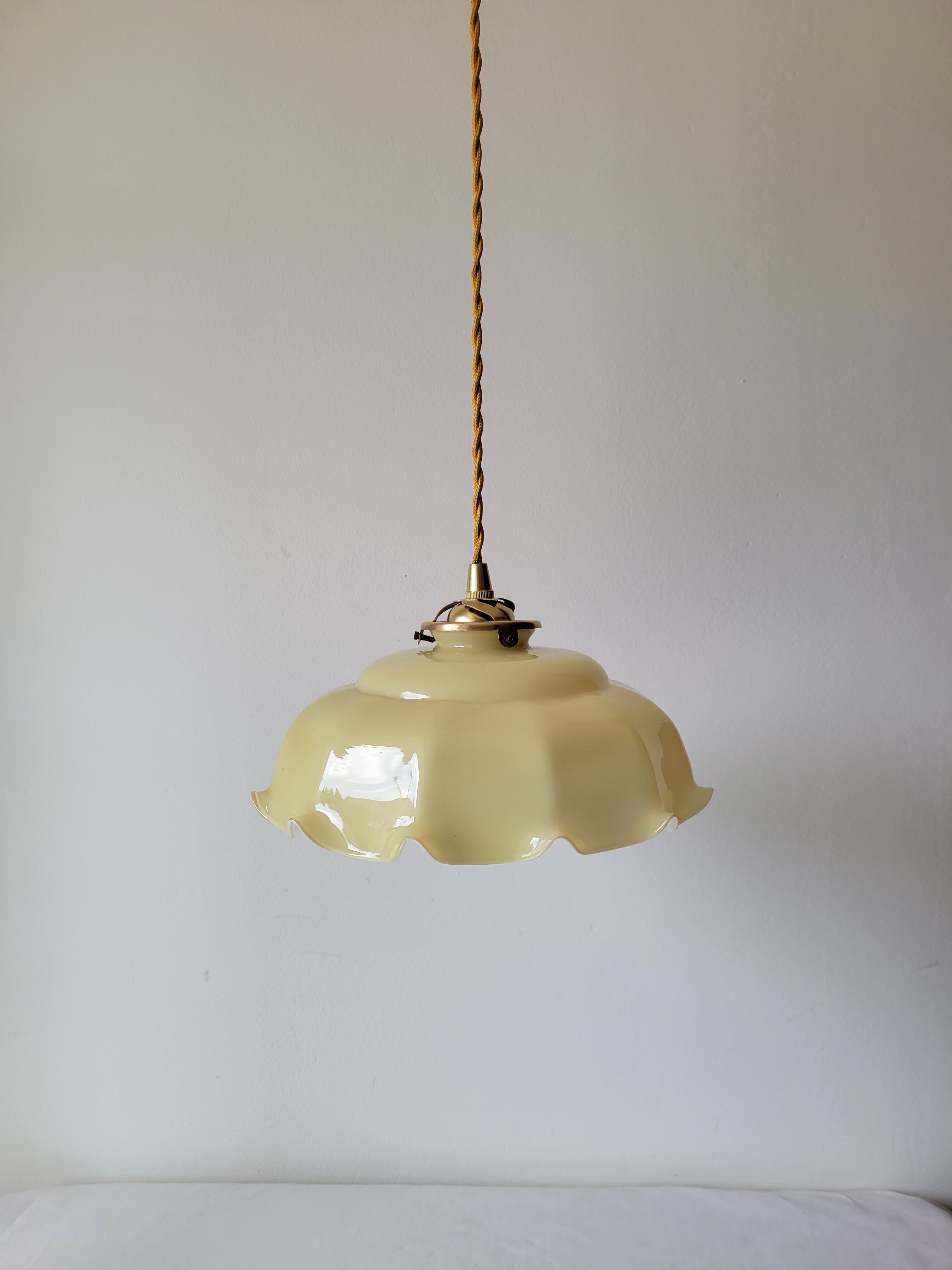 Opaline suspension