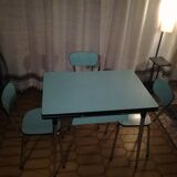 Set table and chairs in formica
