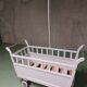 Lit bébé dit roulotte en bois à roulettes vintage années 1950