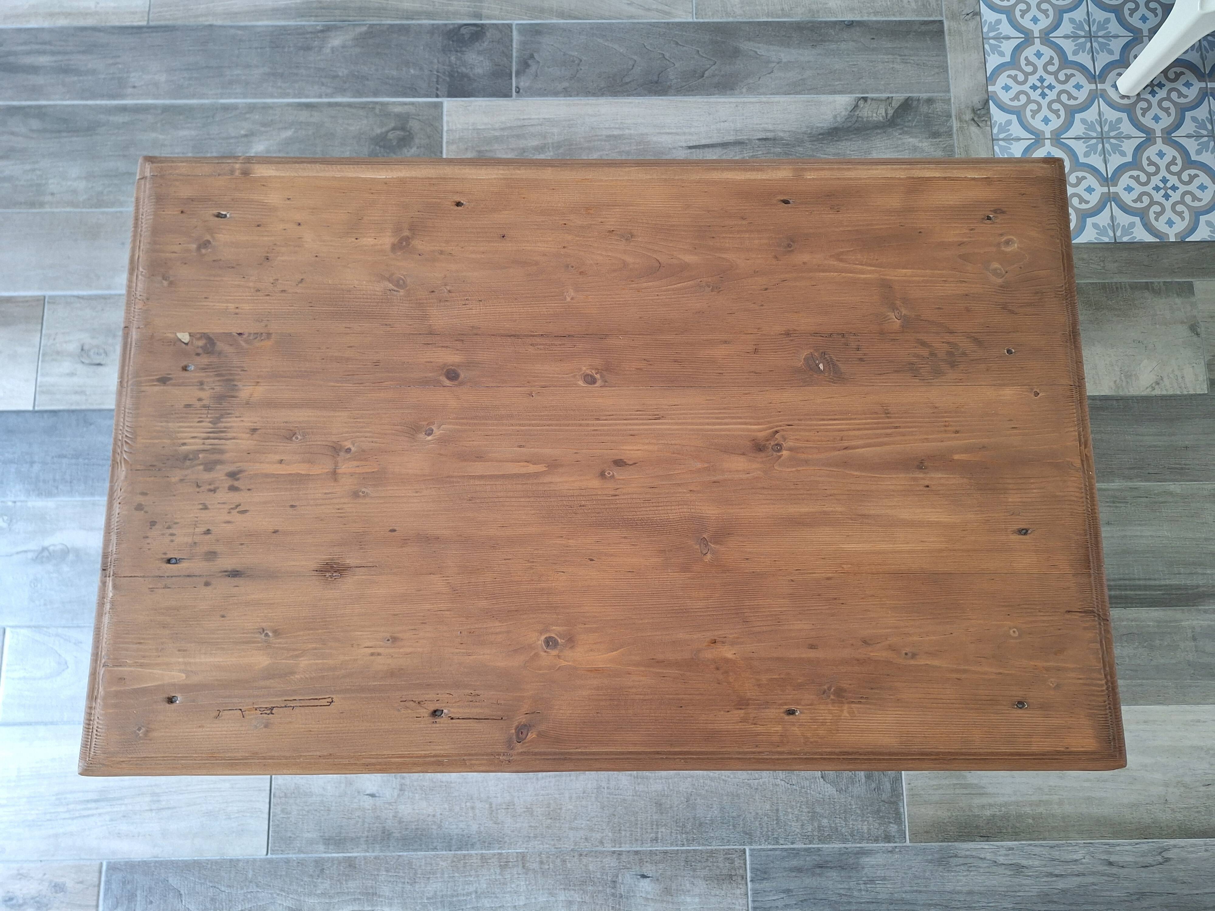 Farmhouse coffee table in solid wood, country style.