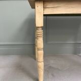 Table aux pieds tournés