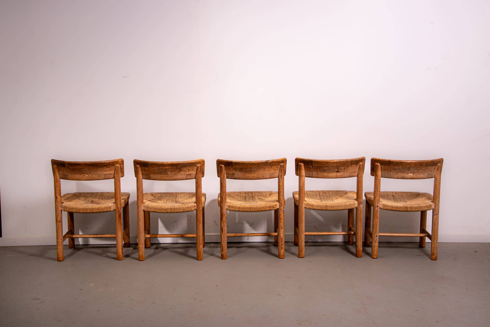 Chaises en pin et en corde de Ranier Daumiller