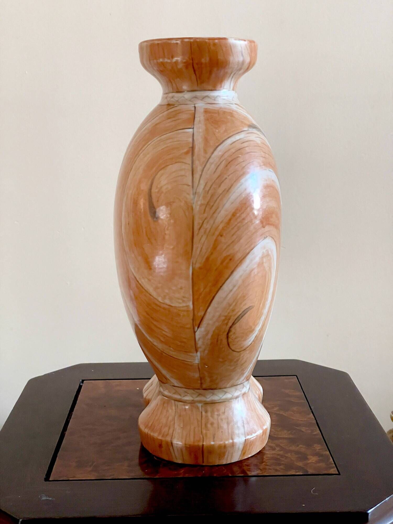 Large Chinese Qing (1644-1911) porcelain urn painted in faux-bois