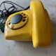 Téléphone vintage jaune