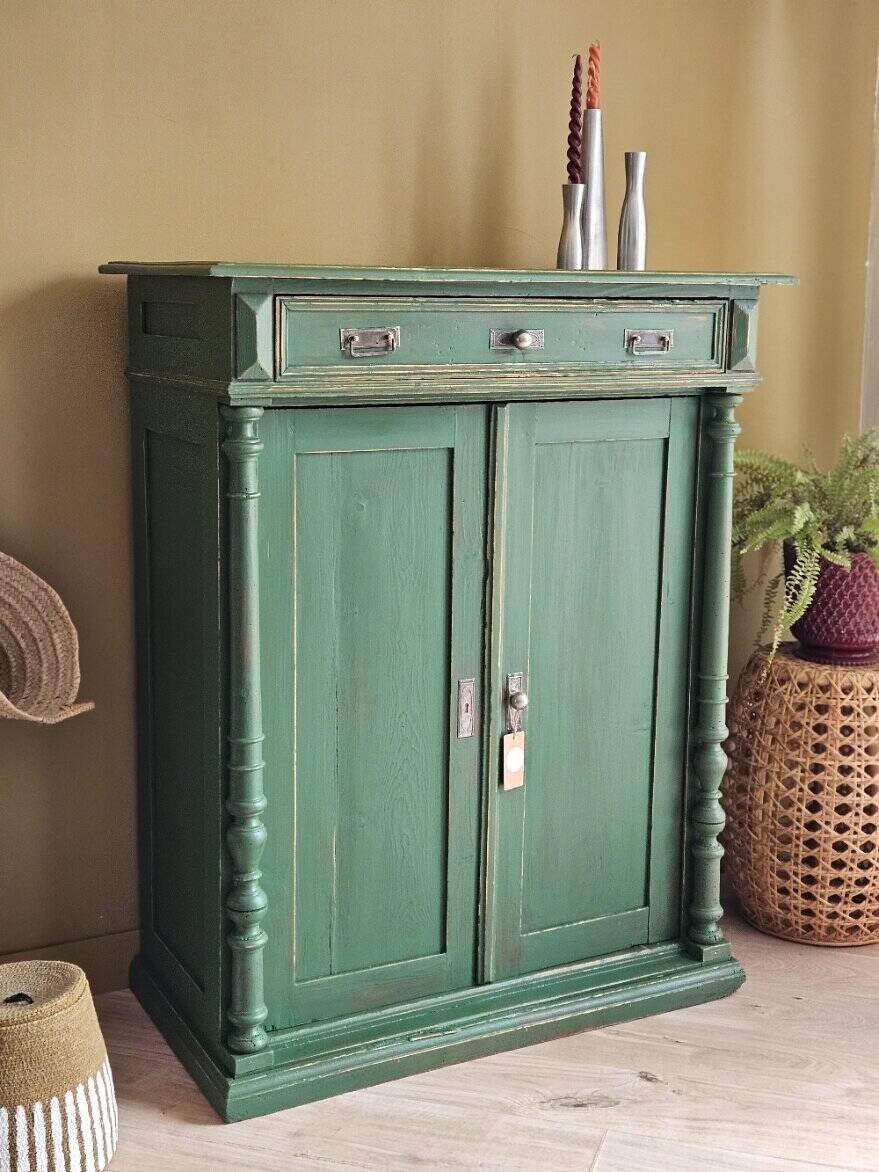 Antique cabinet in fir with green patina Metsä | Hector