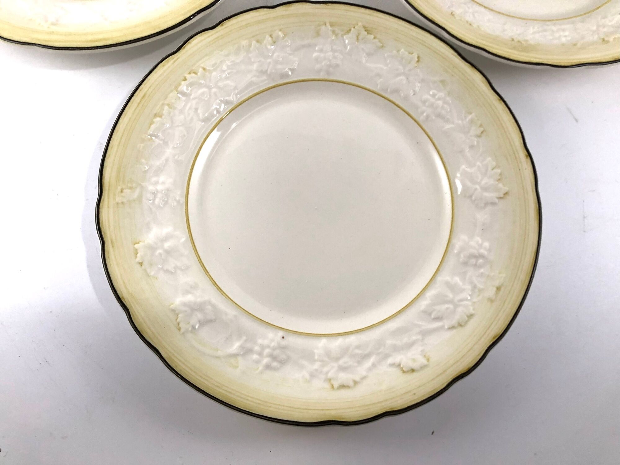 3 flat plates Gien white decorated with vine leaves and grapes