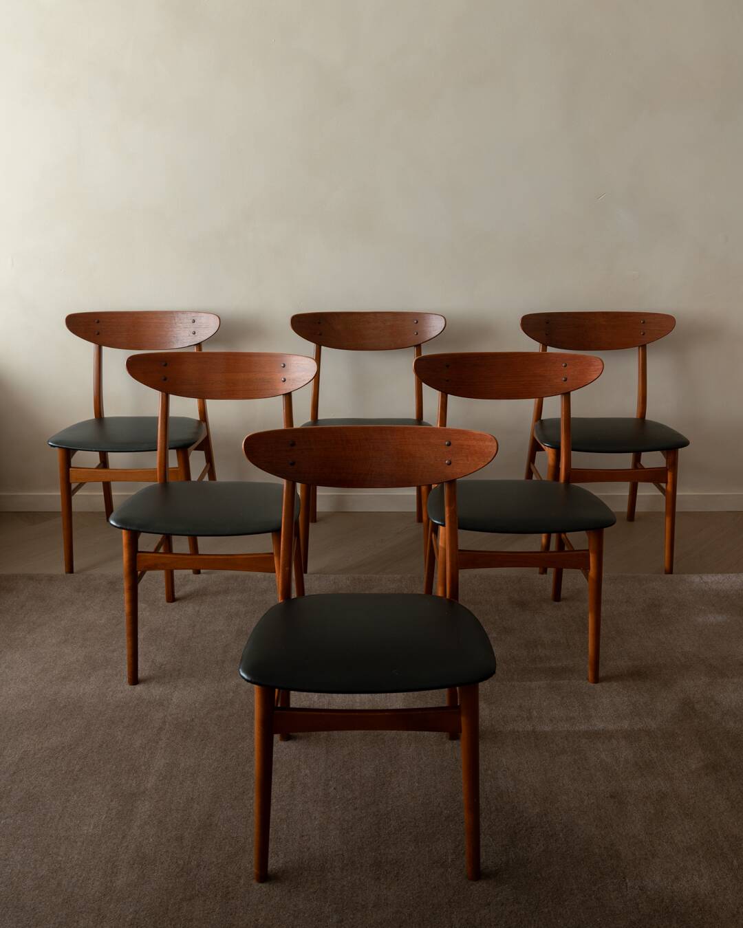 Ensemble de 6 chaises de salle à manger danoises des années 50 · Teck et Skai noir