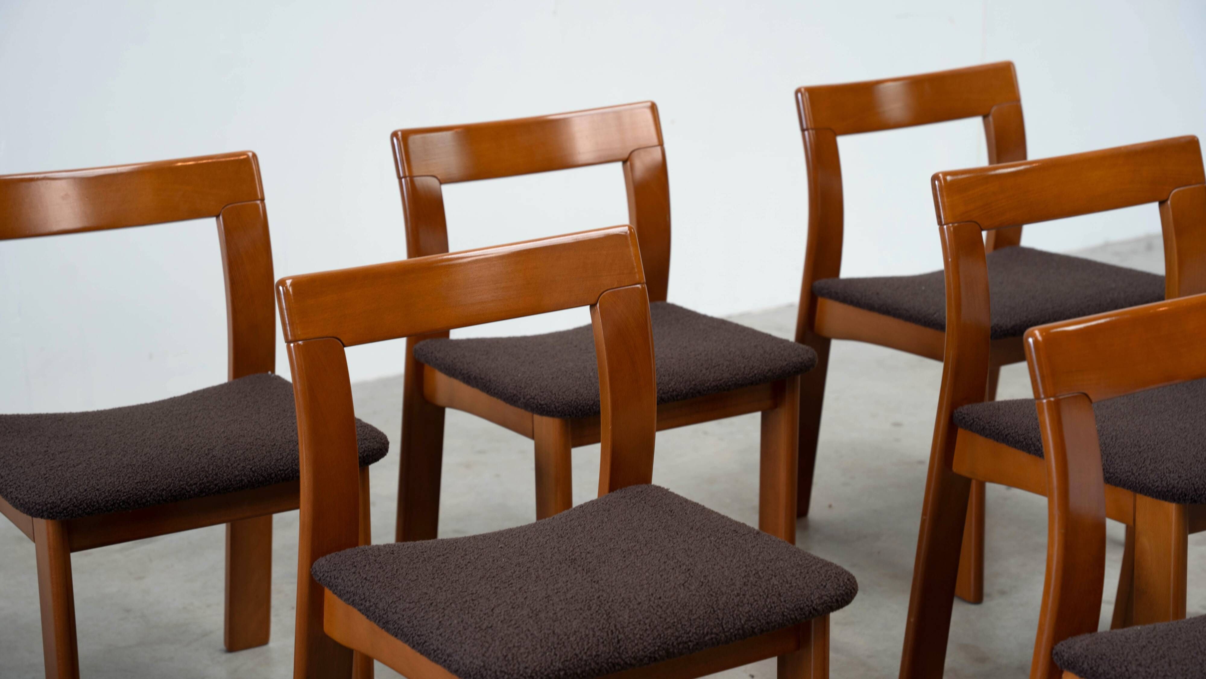 Ensemble de six chaises de salle à manger sculpturales italiennes par Mobil Girgi.