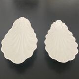 2 shell-shaped cups