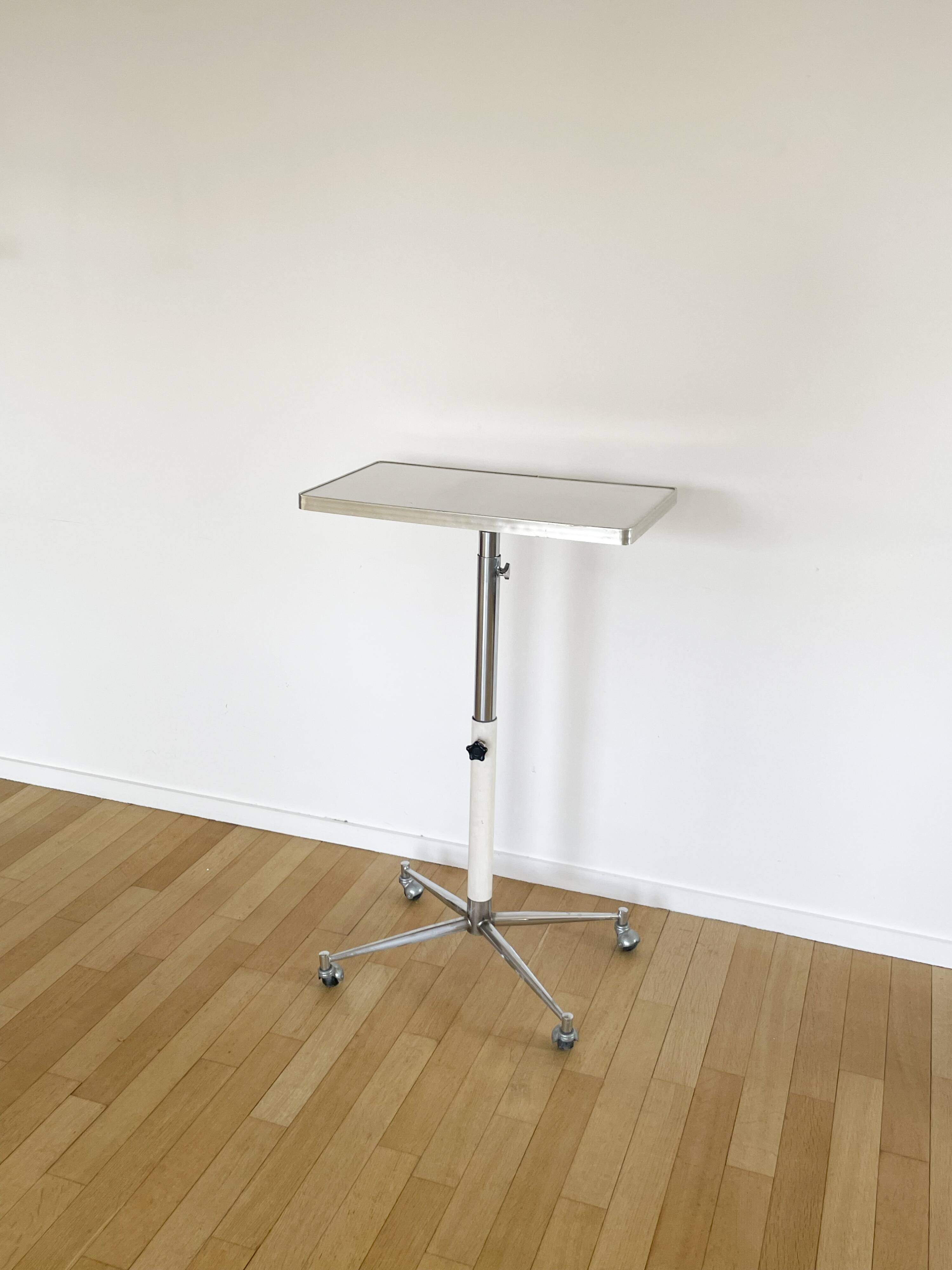 Tablet with chrome and white lacquered wheels