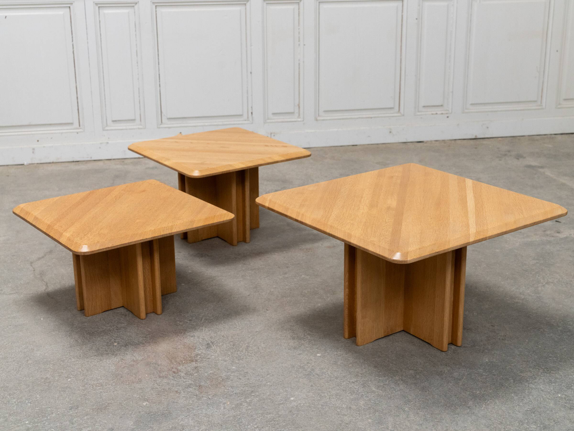 Ensemble de trois tables gigognes en chêne blond, années 80