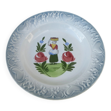 Plat creux St Amand motif "paysanne avec un panier"