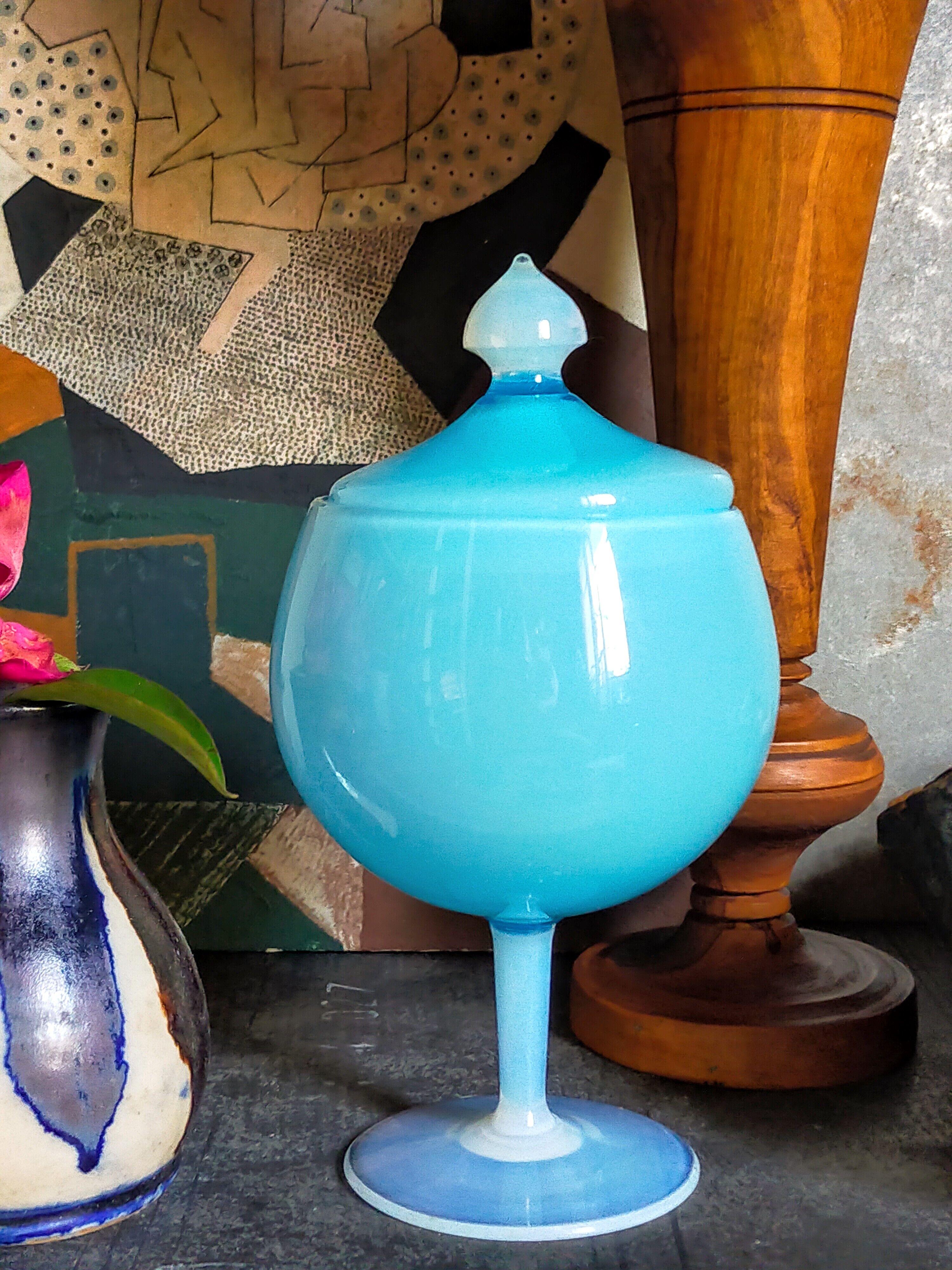 Pot couvert sur pied en opaline de foire vintage