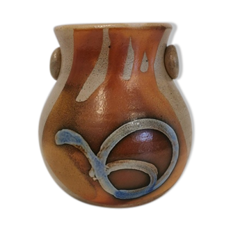 Potter's vase terracotta sleek design