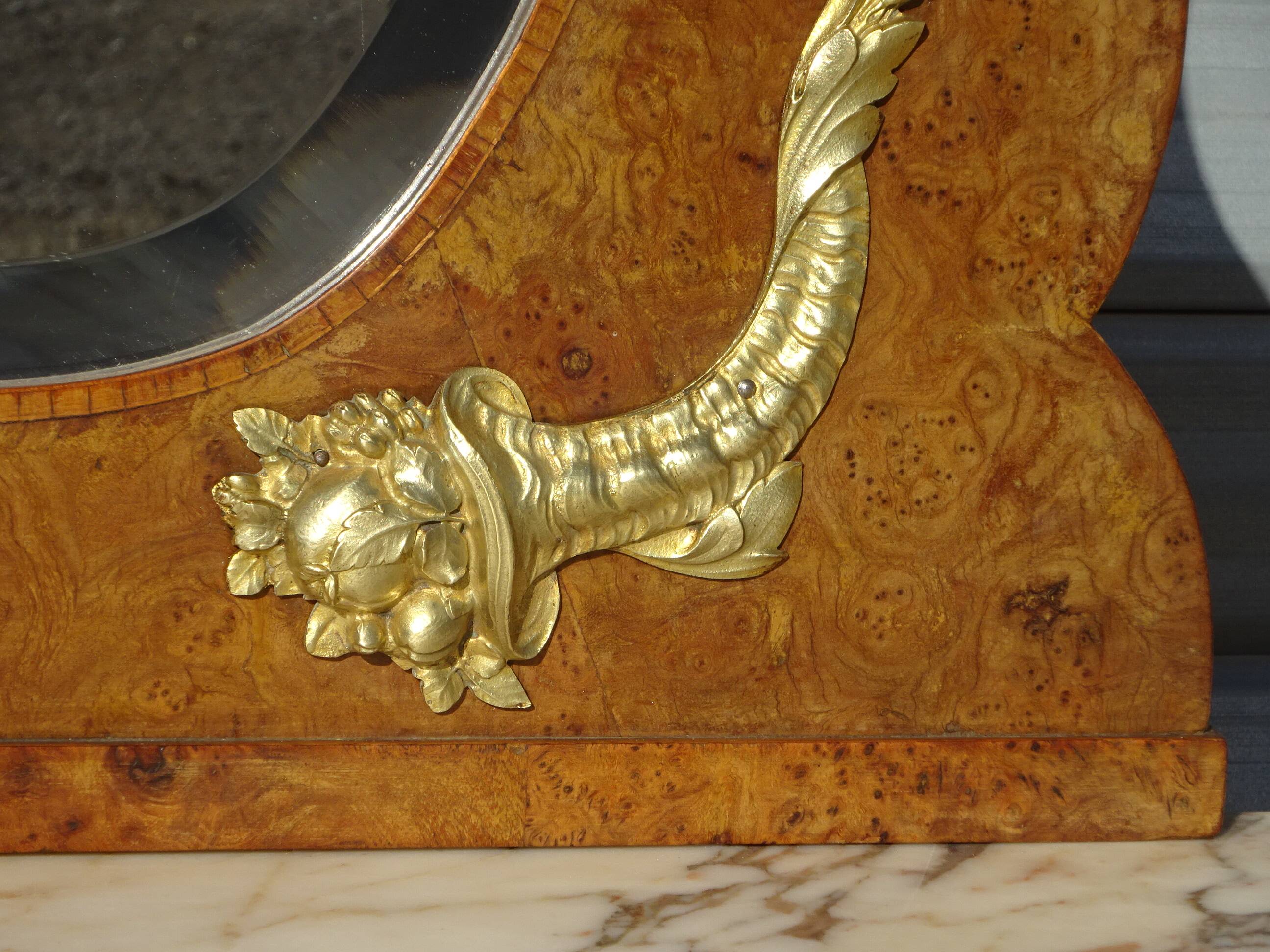Très ancien buffet Louis XVI avec marbre, miroir et bronze