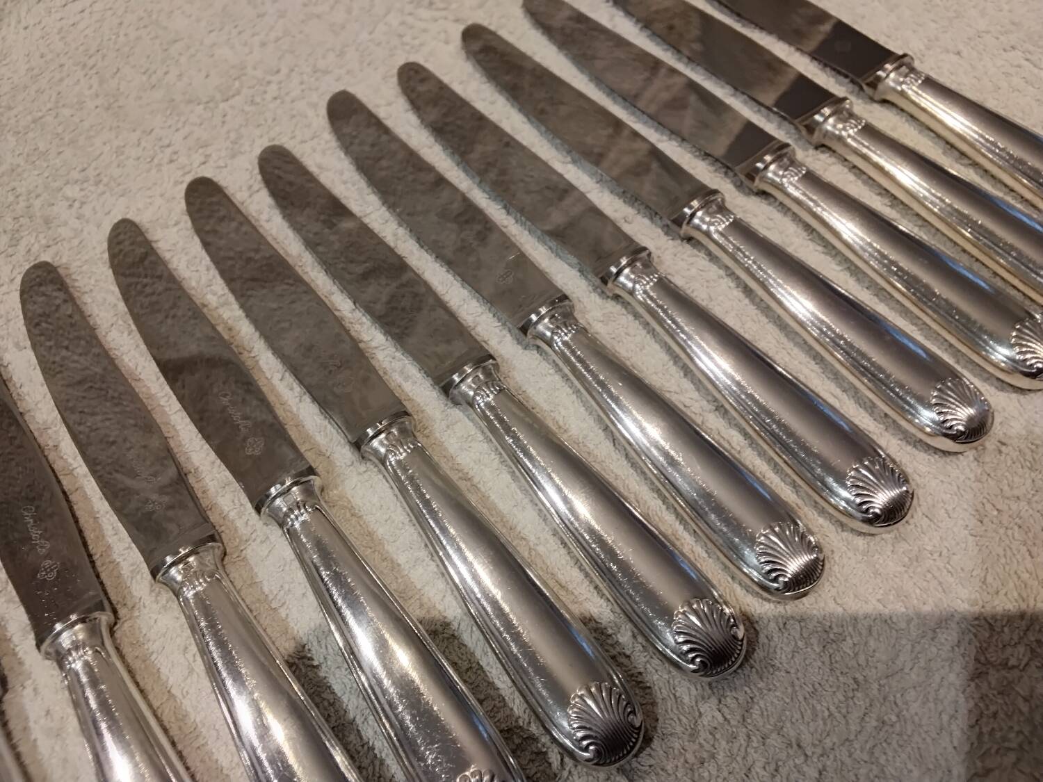 12 silver plated dessert knives, Christofle Vendome, 19.7cm
