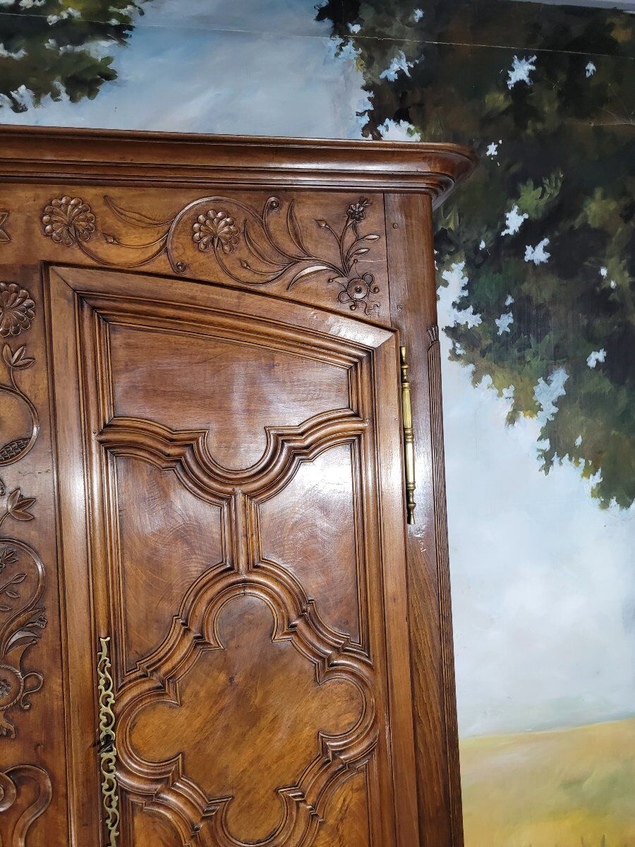 Armoire Louis XV en noyer et chêne