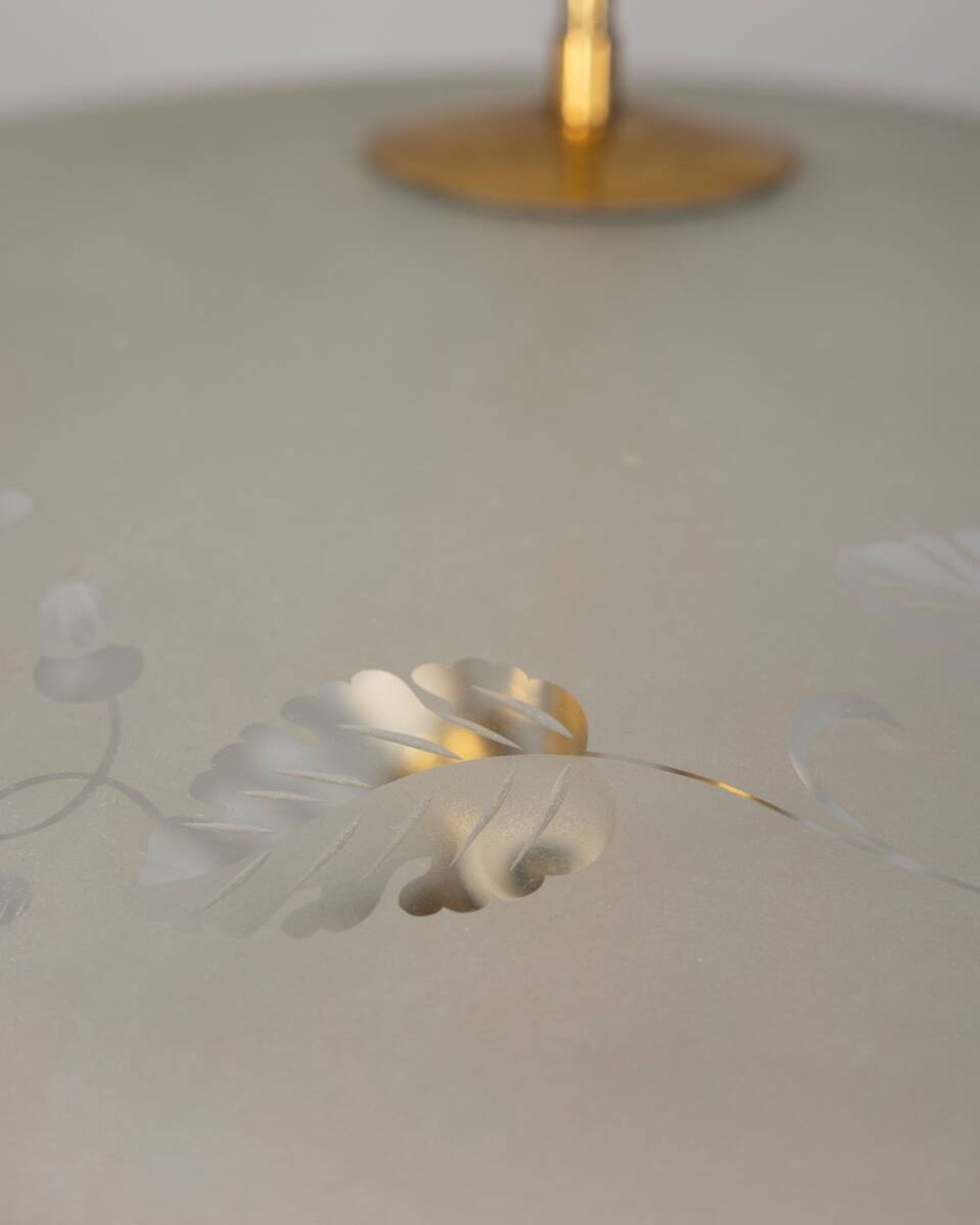 Lustre vintage années 40 en cristal décoré et laiton design italien