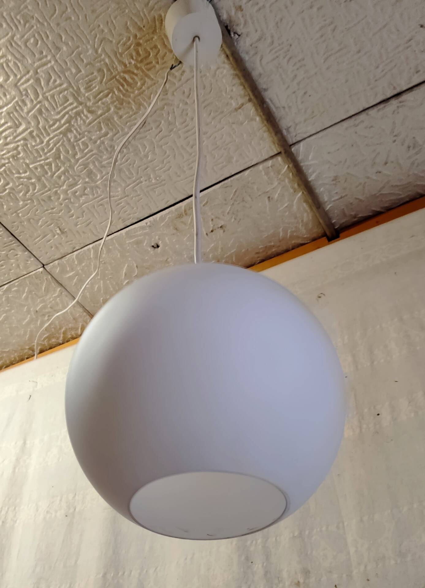 Suspension globe opaline blanche - mid. XXeme