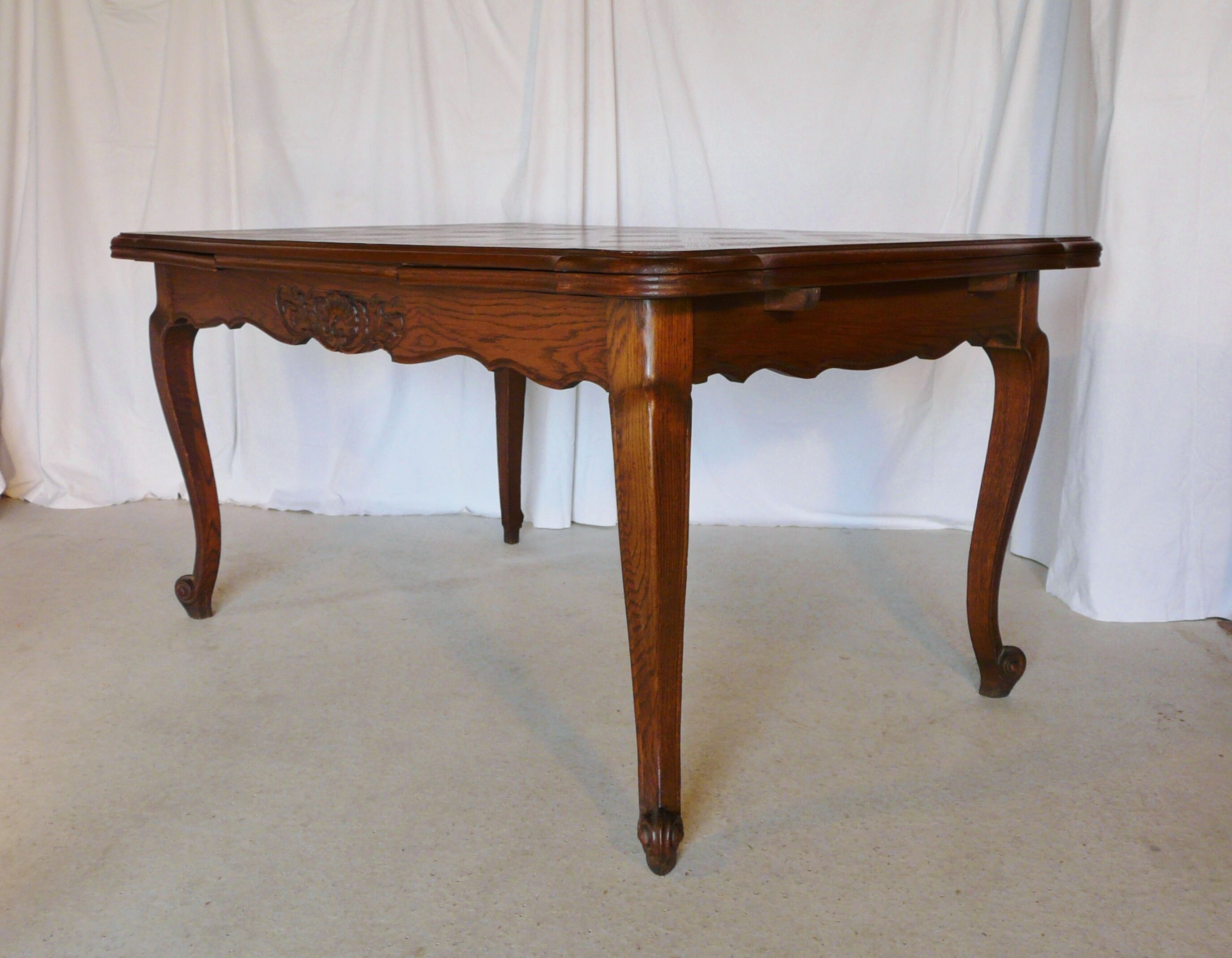 Extendable rectangular table with Italian extension cords