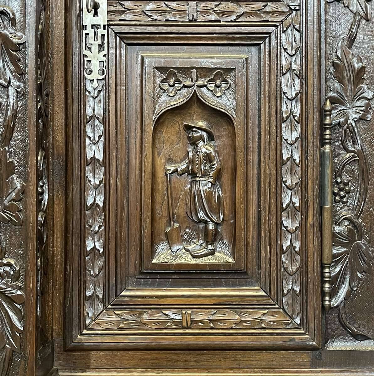 Buffet Breton 2 corps début XXème en châtaignier richement sculpté