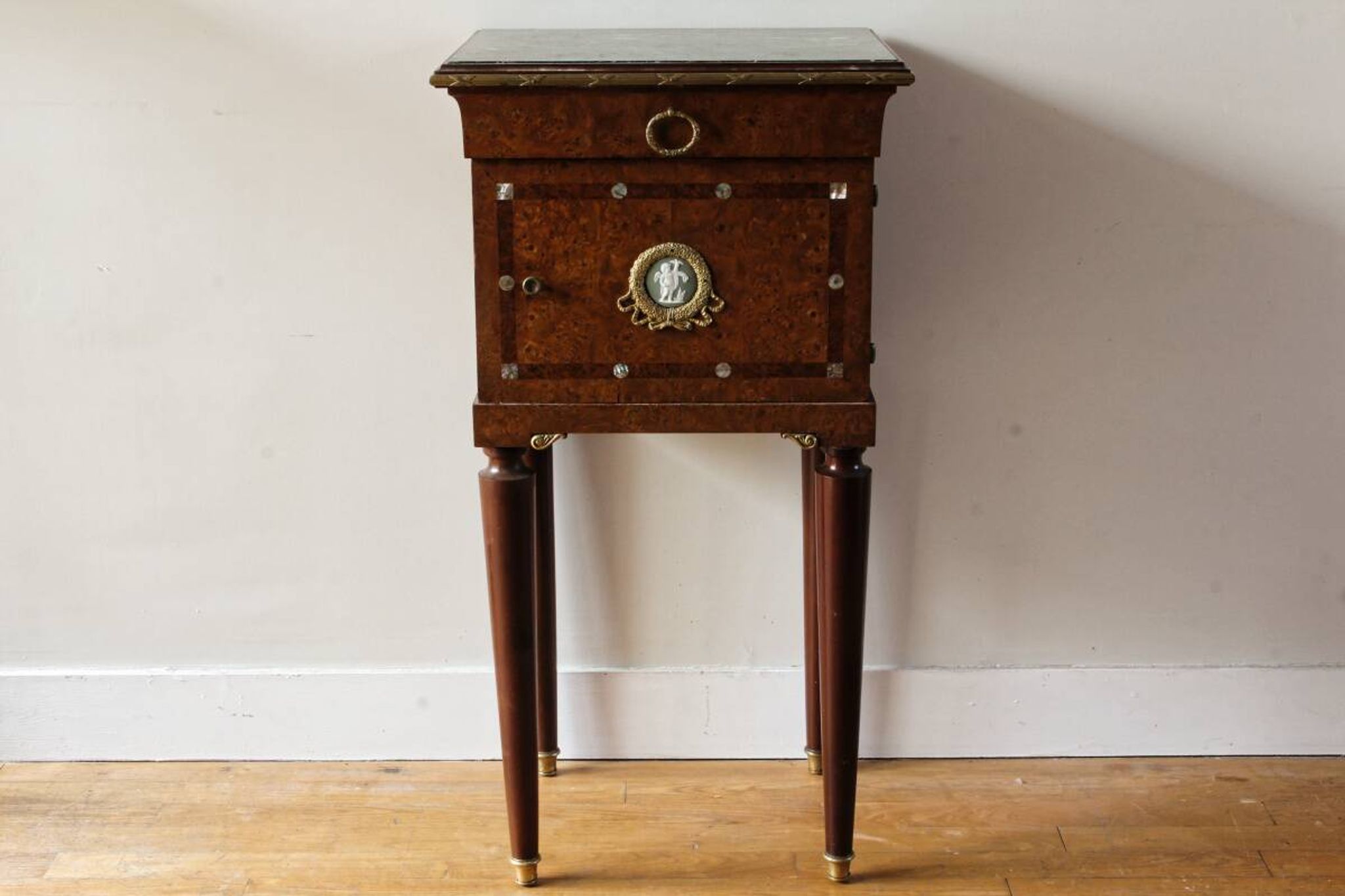 Table de chevet néoclassique, dans le goût anglais Regency Wedgewood