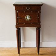 Table de chevet néoclassique, dans le goût anglais Regency Wedgewood
