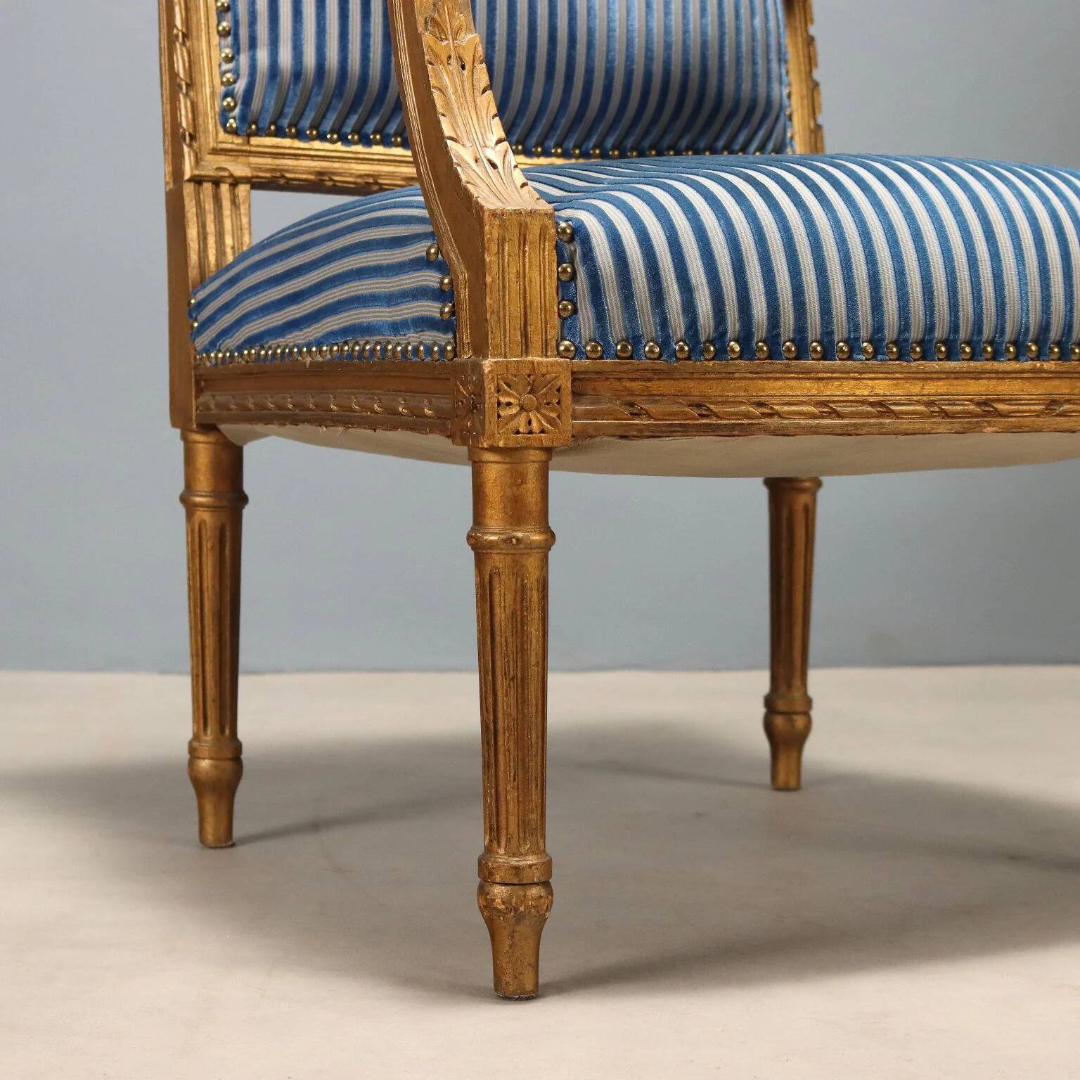 Chairs and antique armchairs in neoclassical style from the 19th century.