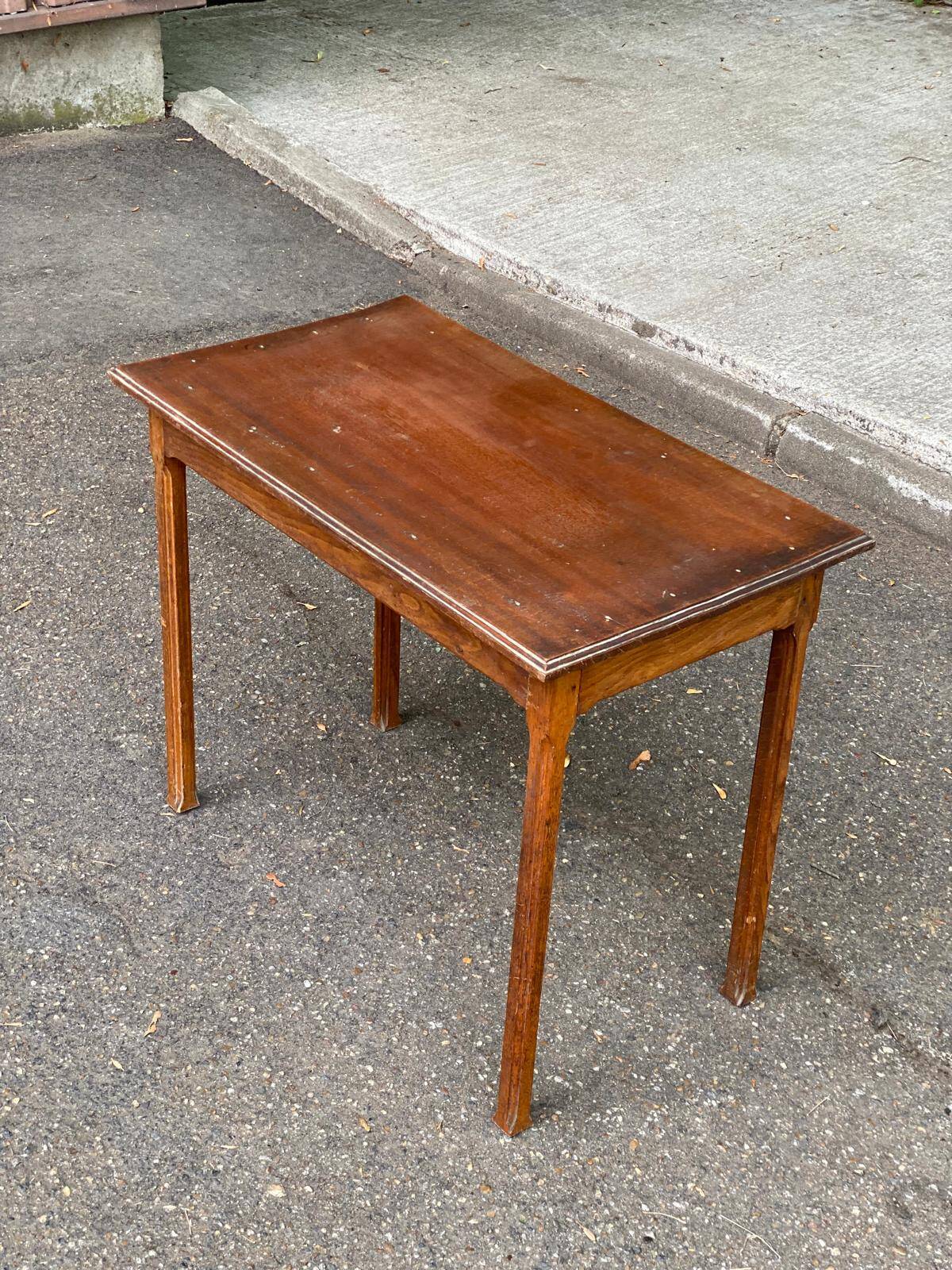 Vintage rectangular side table in solid oak from the 1920s.