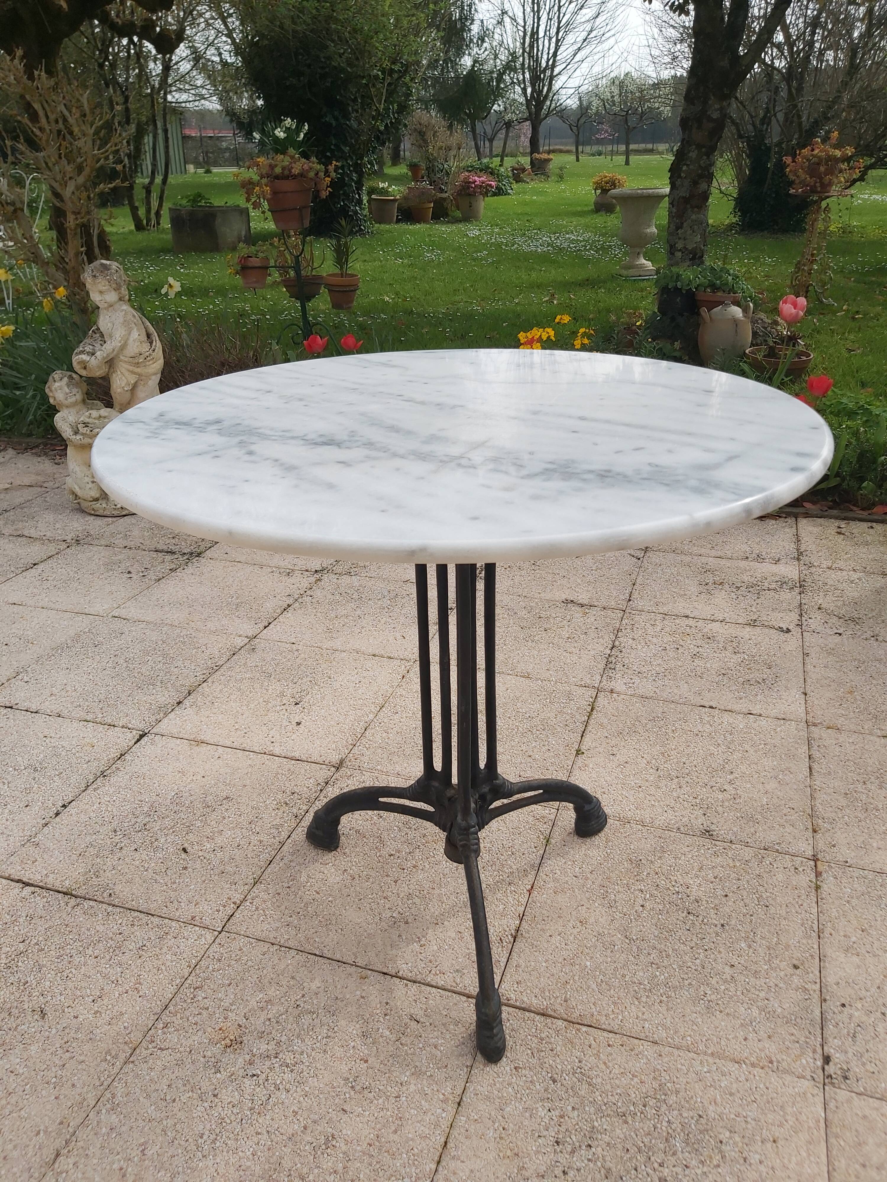 Table ronde de bistrot en fonte et marbre