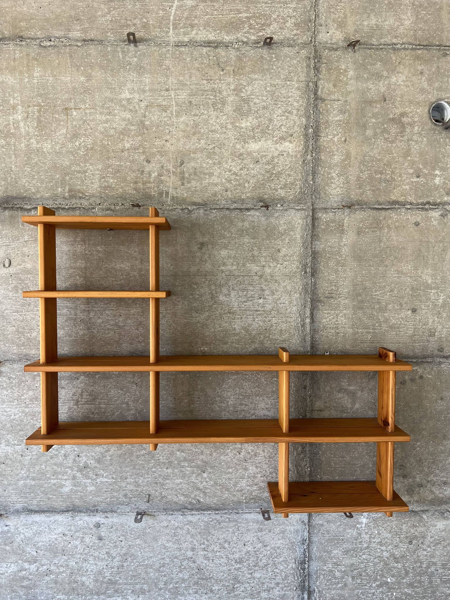 Bibliothèque étagère moderniste en pin Regain