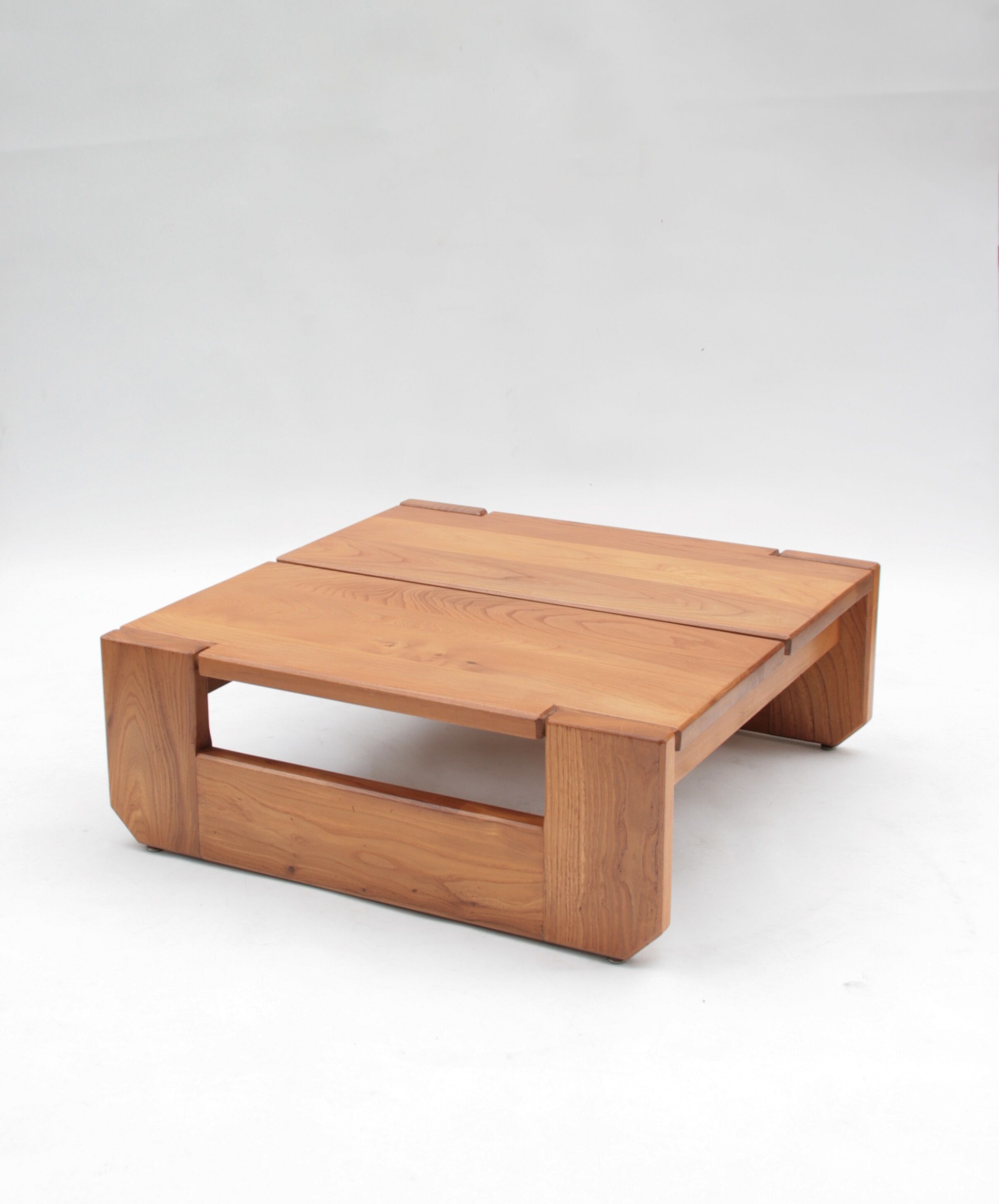 Table basse en orme par la Maison Regain, 1960