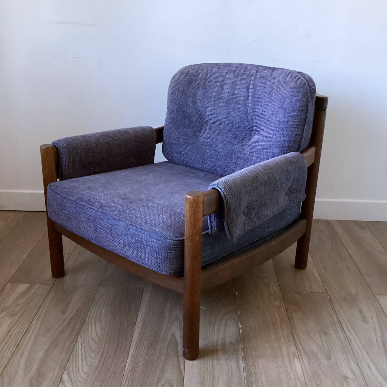 Vintage armchair in wood and blue velvet