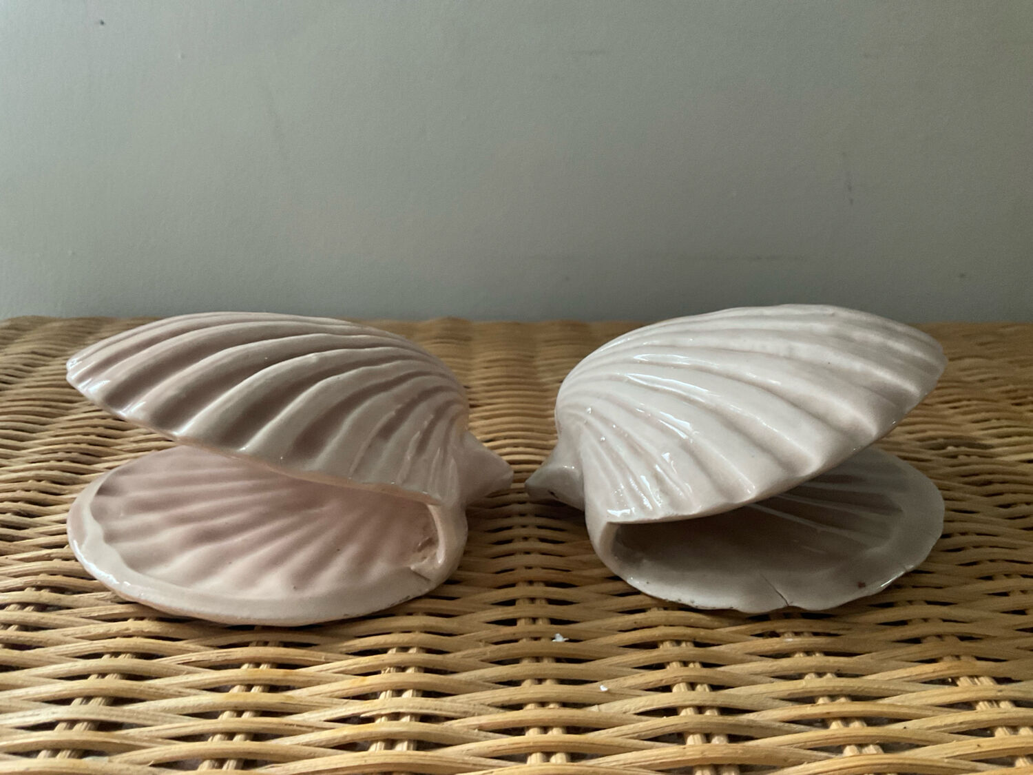 Duo of N shell-shaped towel holders in glazed ceramic