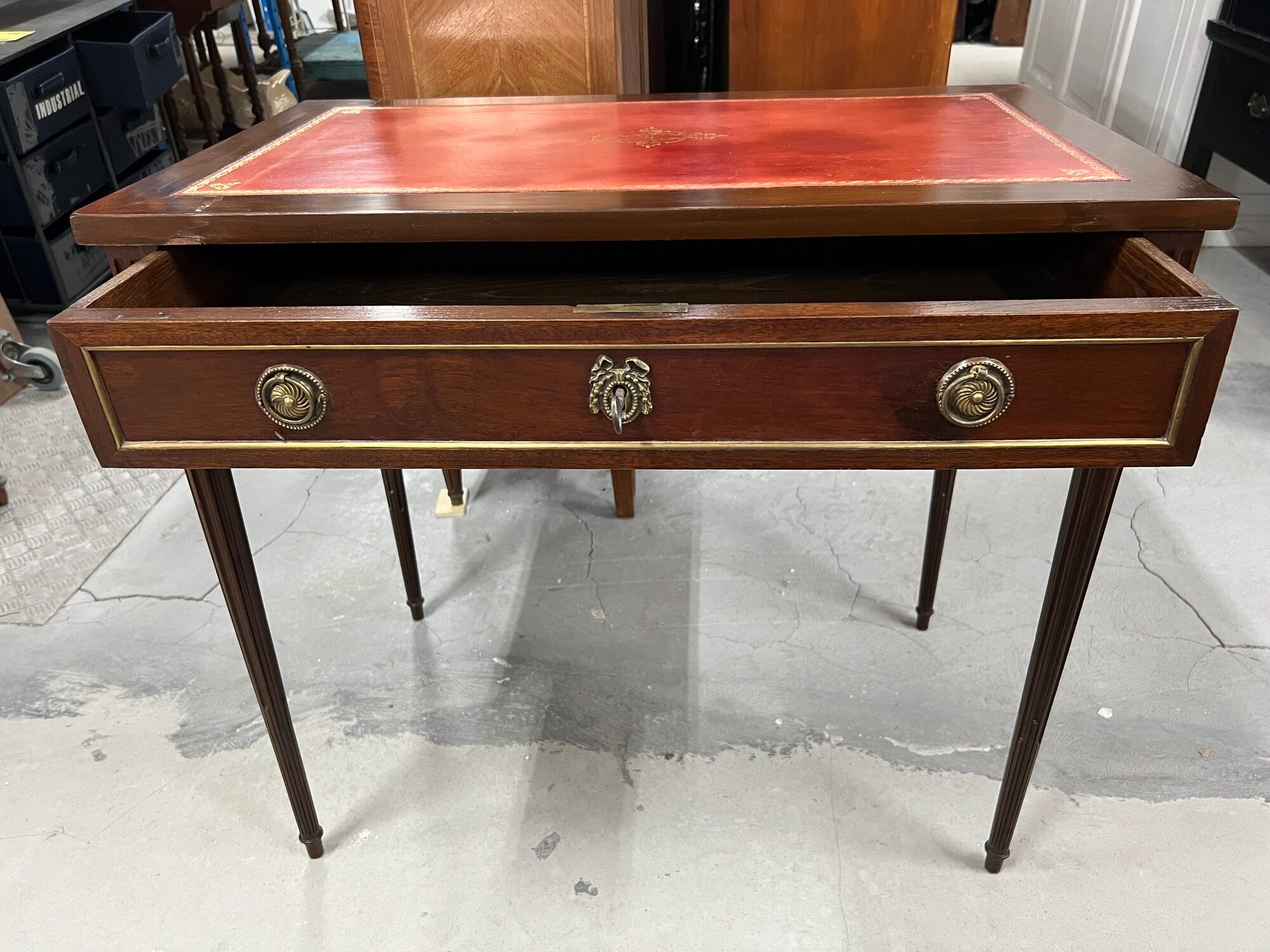 Flat desk and Louis XVI style chair in mahogany veneer (nineteenth century)