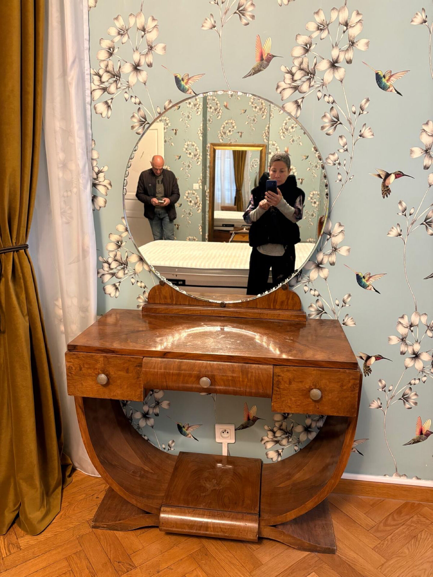 Art Deco walnut dressing table with round mirror – Vintage