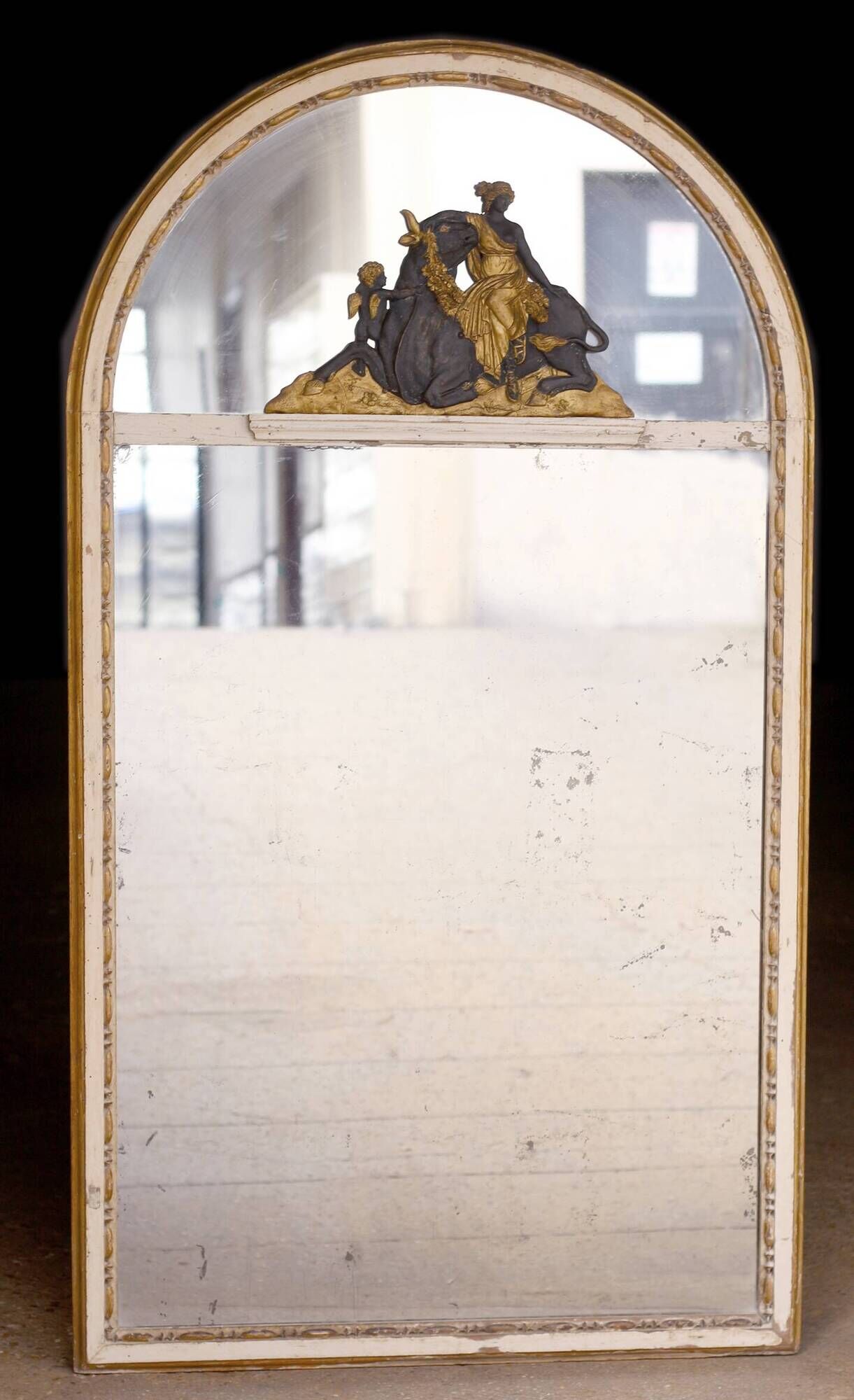 Extraordinary trumeau with bas-relief (circa 1800)