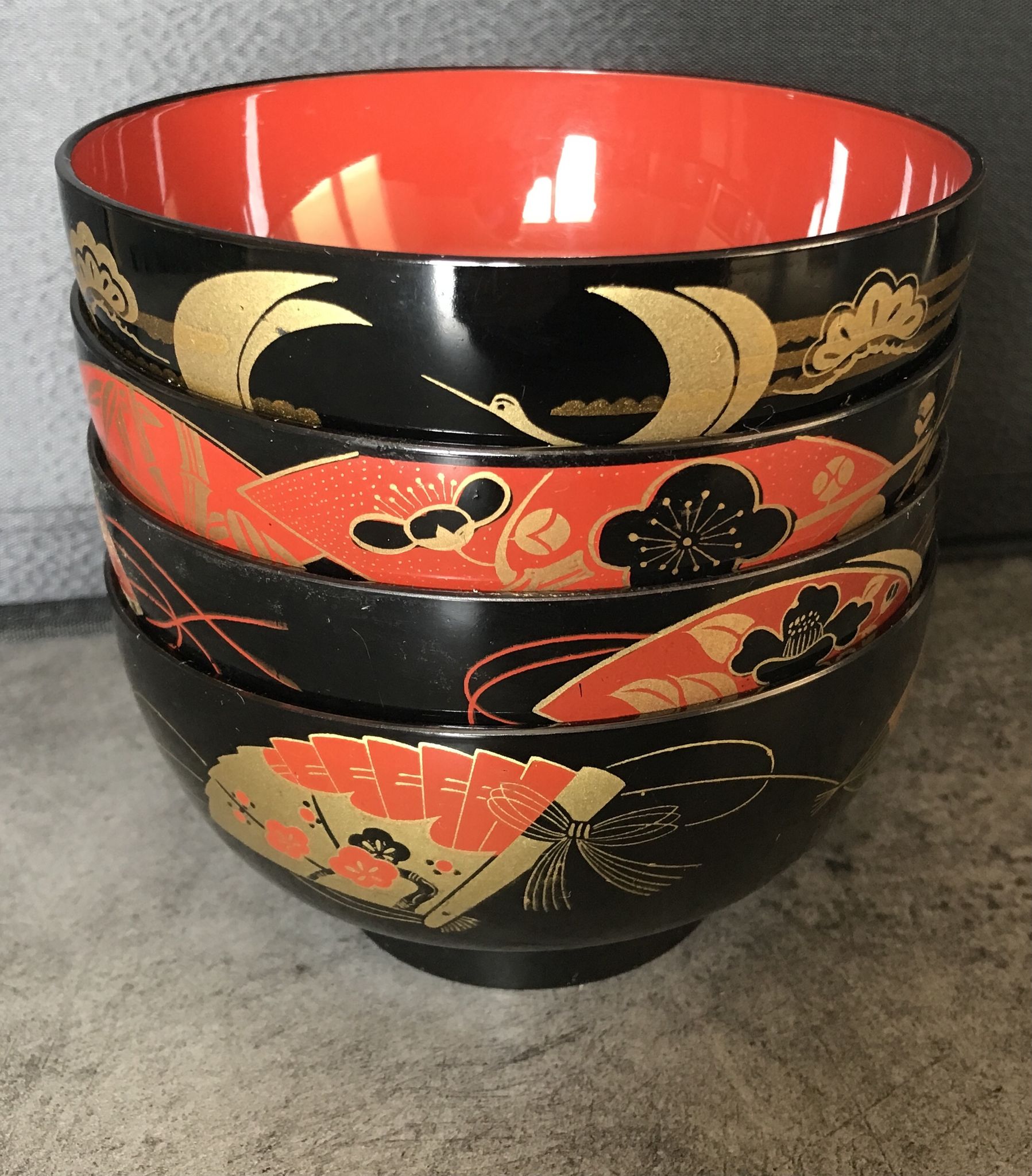 Set of 4 japanese bowls in lasewood decorated with black and red paint