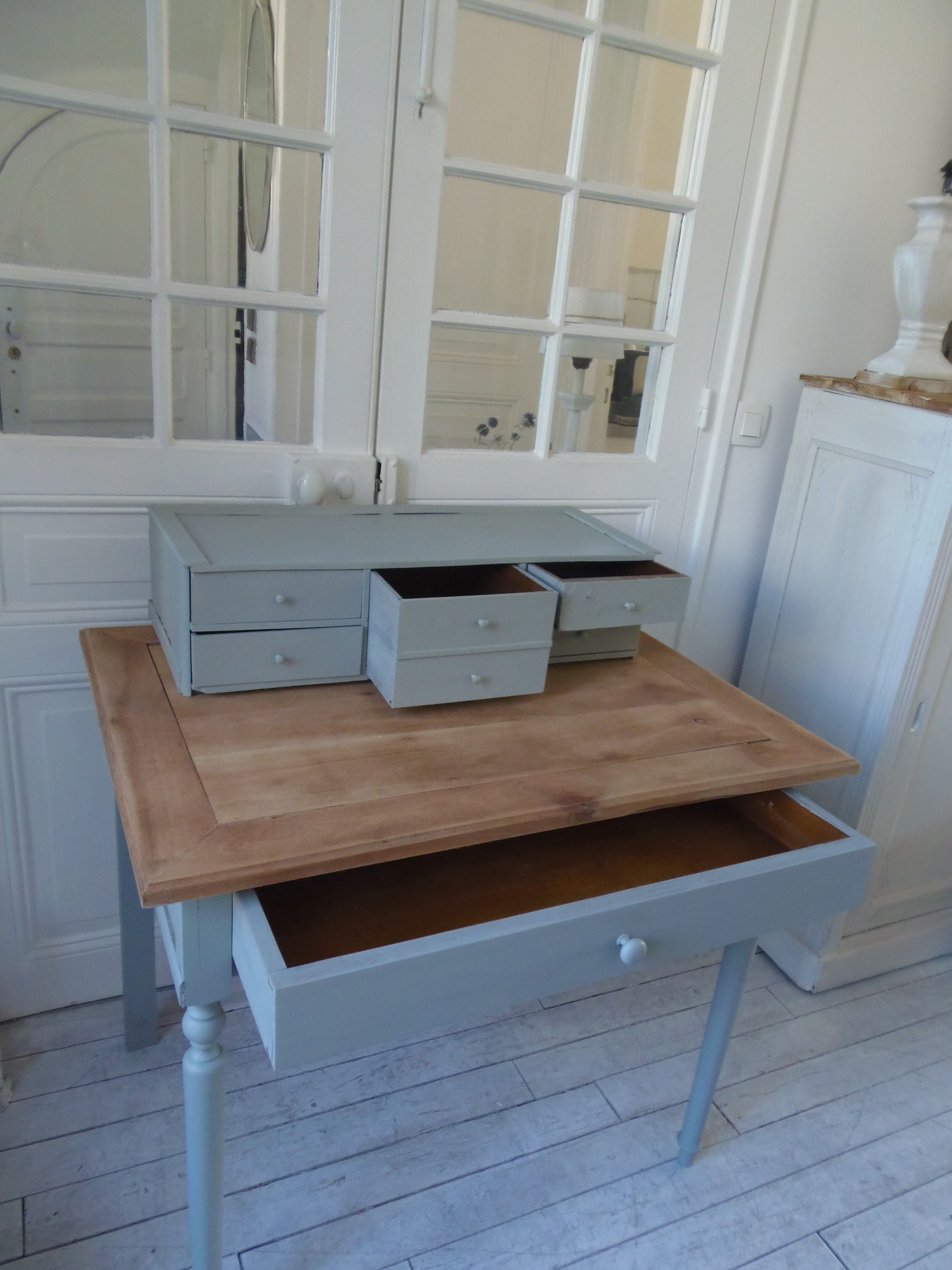 Bureau à gradin patiné vert de gris , plateau bois.