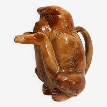 Pichet en barbotine en forme de singe