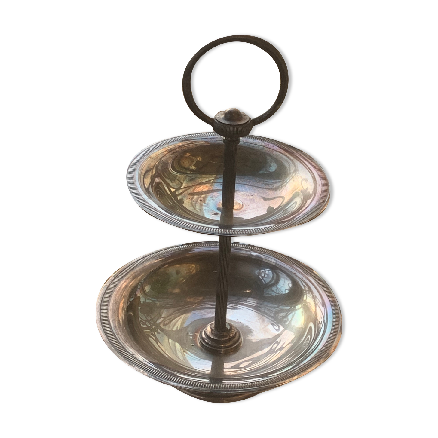 Double cup display in vintage silver metal