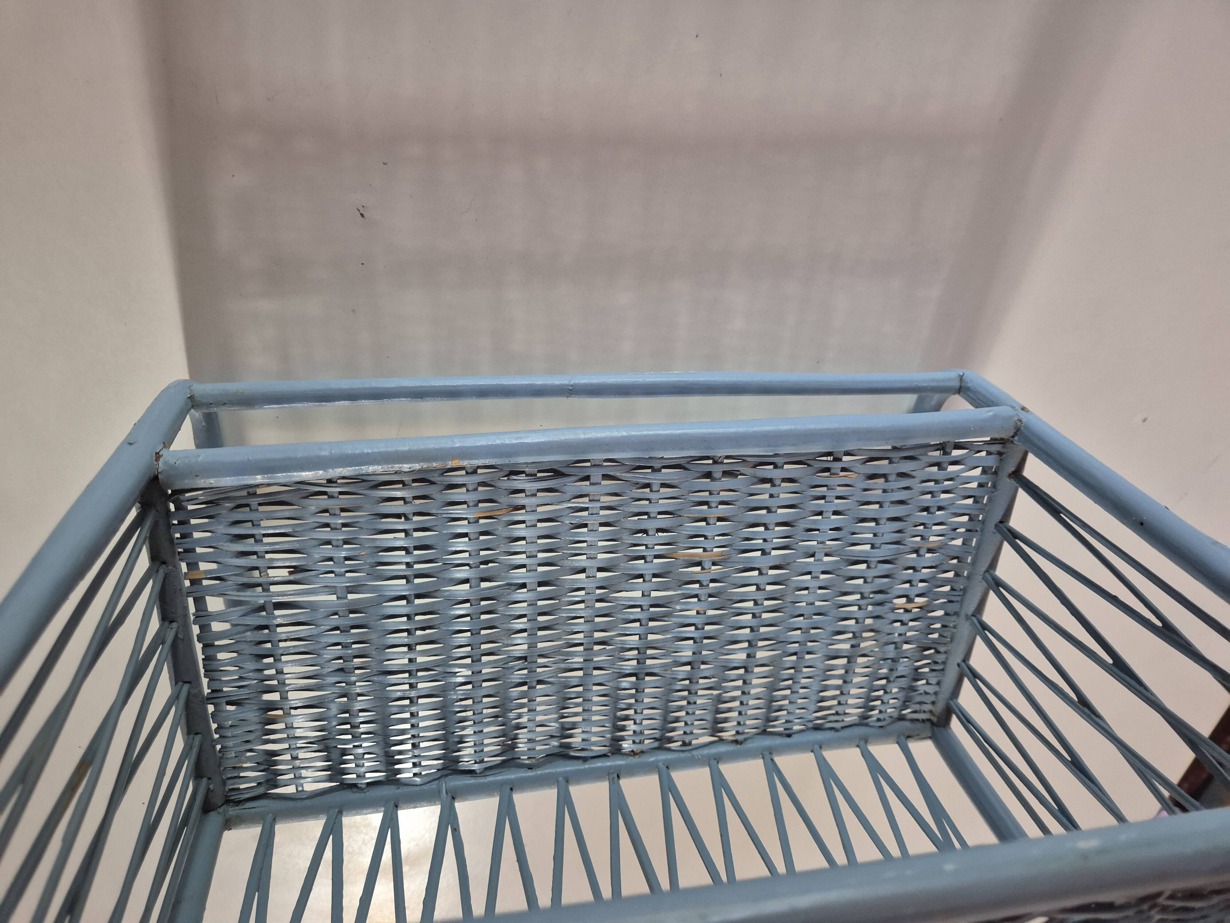 etagere en rotin vintage bleue  largeur 35cm hauteur 34cm profondeur18cm