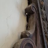 Une paire de frontons de porte très anciens