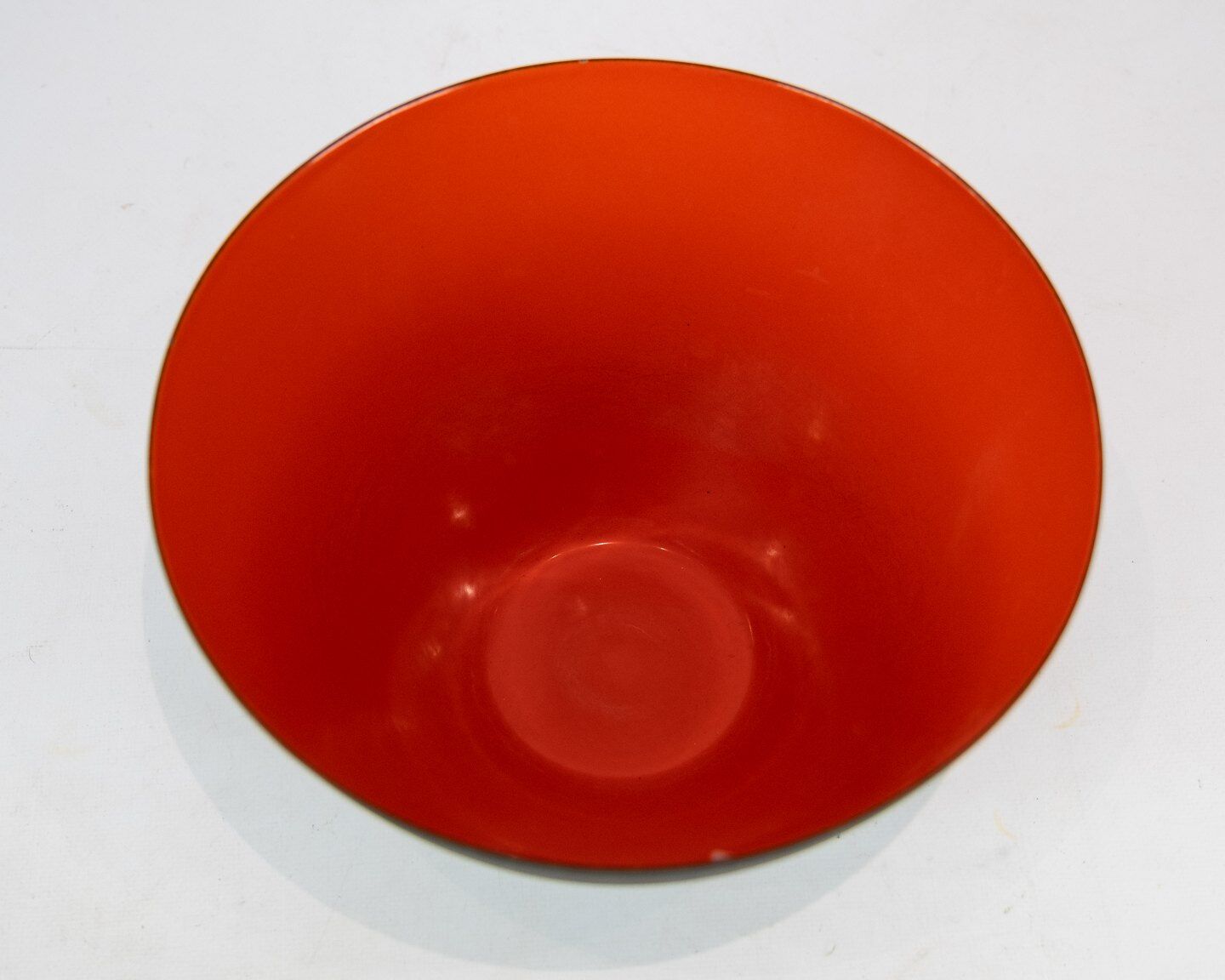 Bol Krenit d’Herbert Krenchel en métal noir et émail rouge des années 1960.