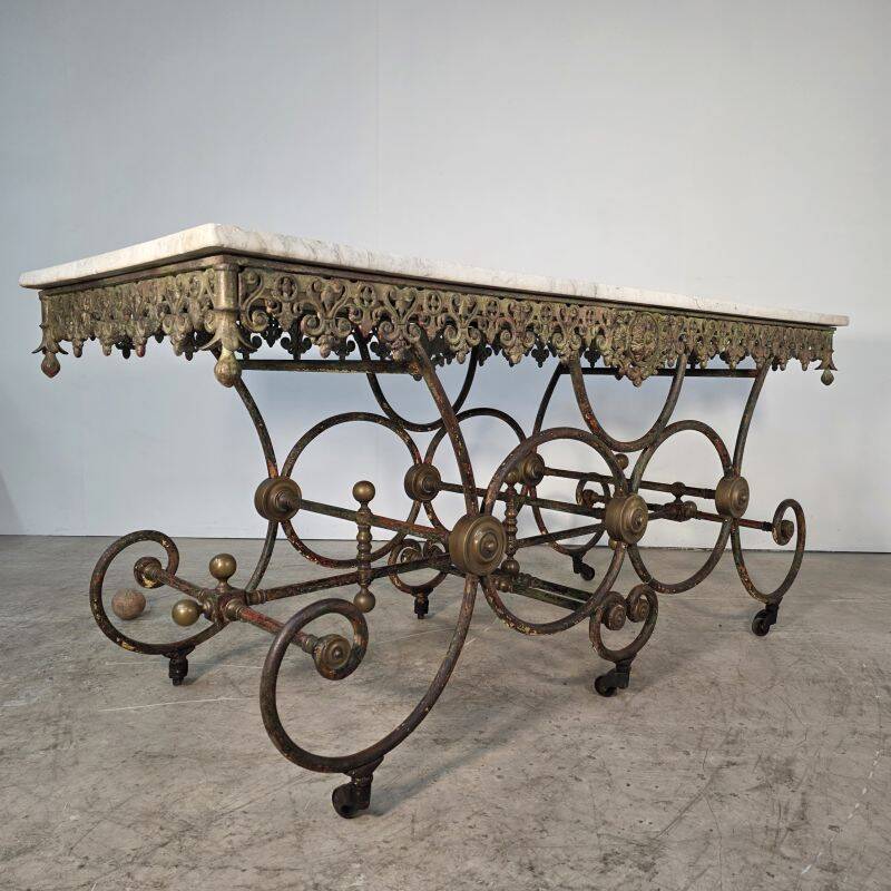 Exceptional large presentation table in cast iron from the late 19th century.